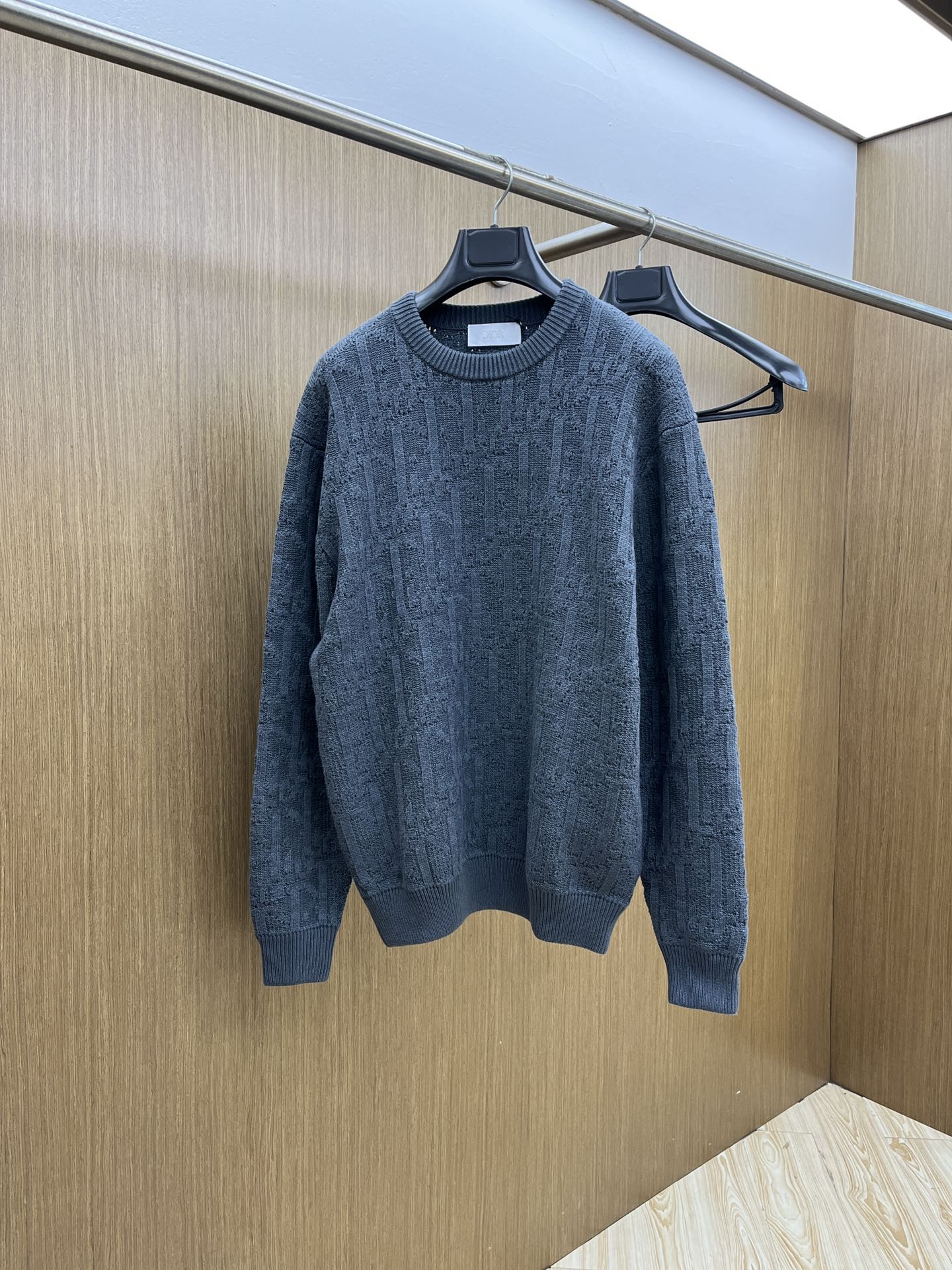 NO:530041,Dior's sweater is really amazing!  The grey tone with a high-end feel and the body is covered with exquisite patterns. It is the brand's iconic design element. The details show craftsmanship, as if telling the luxury and elegance of Dior. The classic round neck design does not pick the face shape, but can also well modify the neck lines and make the neck look longer. The knitted material has a soft and delicate feel, and it is particularly comfortable to wear with close body. GZ is like being gently wrapped in a cloud. Whether it is a single wear or a pair of simple jeans, it instantly creates a casual and stylish daily style; or as an inner wear, a suit or coat on the outside, it can add layering and exquisiteness to the overall outfit, easily adapt to a variety of styles, a true dressing artifact, injecting the unique charm of luxury and casualness into your wardrobe~ Dark gray Size S-XXL,,dior,dior,jeans,business  suit,alexander wang19860909Dior迪奥这款针织衫,真的太戳人啦！高级感满满的灰调,衣身布满精致纹路,是品牌标志性的设计元素,细节处尽显匠心,仿佛在诉说着Dior的奢华与优雅. 经典的圆领设计,不挑脸型,还能很好地修饰颈部线条,让脖颈看起来更修长.针织的材质,手感柔软细腻,贴身穿特别舒适,gz就像被云朵轻轻包裹住一样. 不管是单穿,搭配一条简约的牛仔裤,瞬间打造出随性又不失格调的日常造型；还是作为内搭,外面套上西装或者大衣,都能为整体穿搭增添层次感与精致感,轻松适配多种风格,妥妥的穿搭神器,为你的衣橱注入奢华与随性兼具的独特魅力～ 颜色深灰 尺码S-XXL,,dior,dior,jeans,business suit,alexander wang,Men's clothing