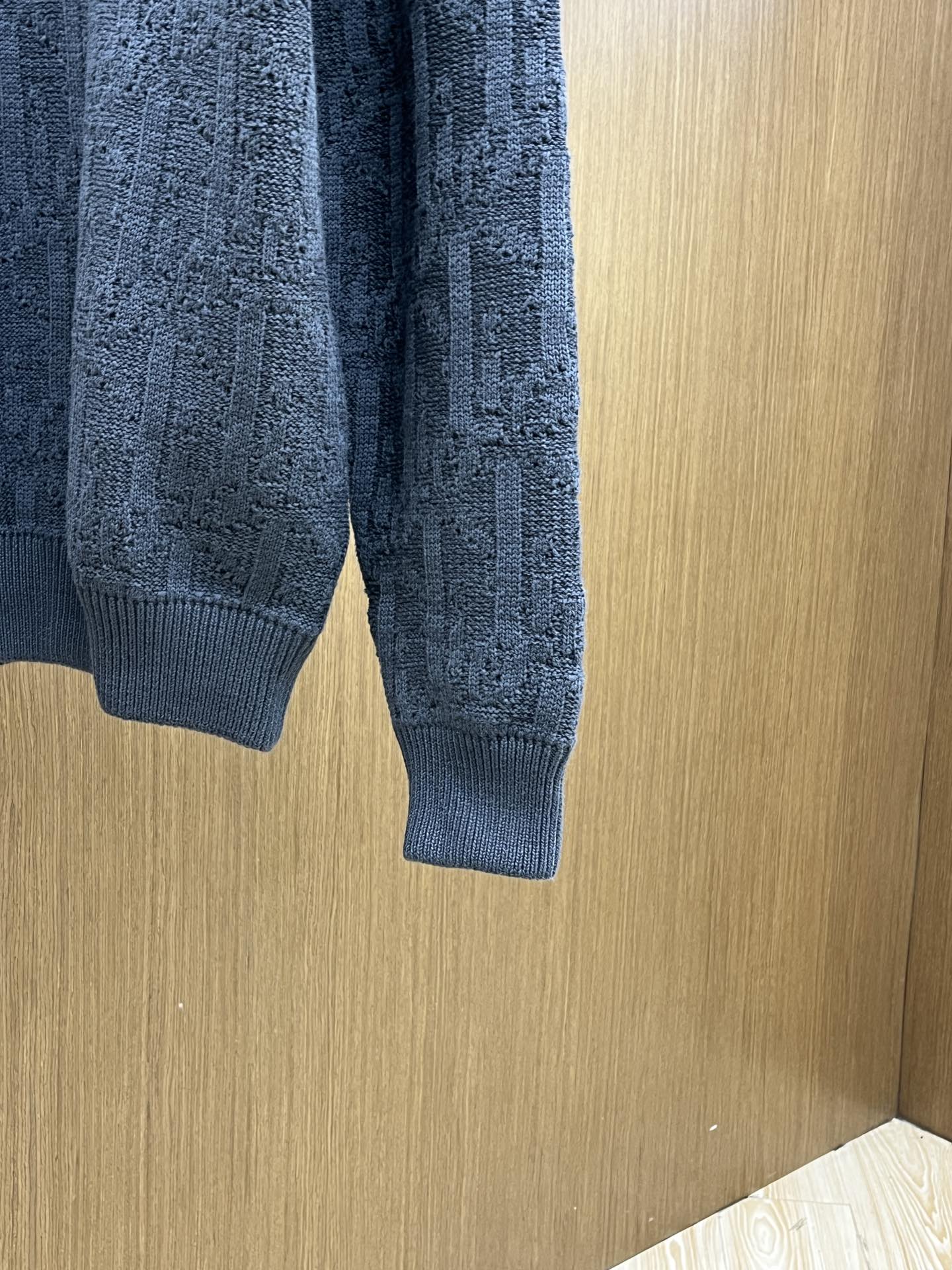 Dior迪奥这款针织衫，真的太戳人啦！高级感满满的灰调，衣身布满精致纹路，是品牌标志性的设计元素，细节处