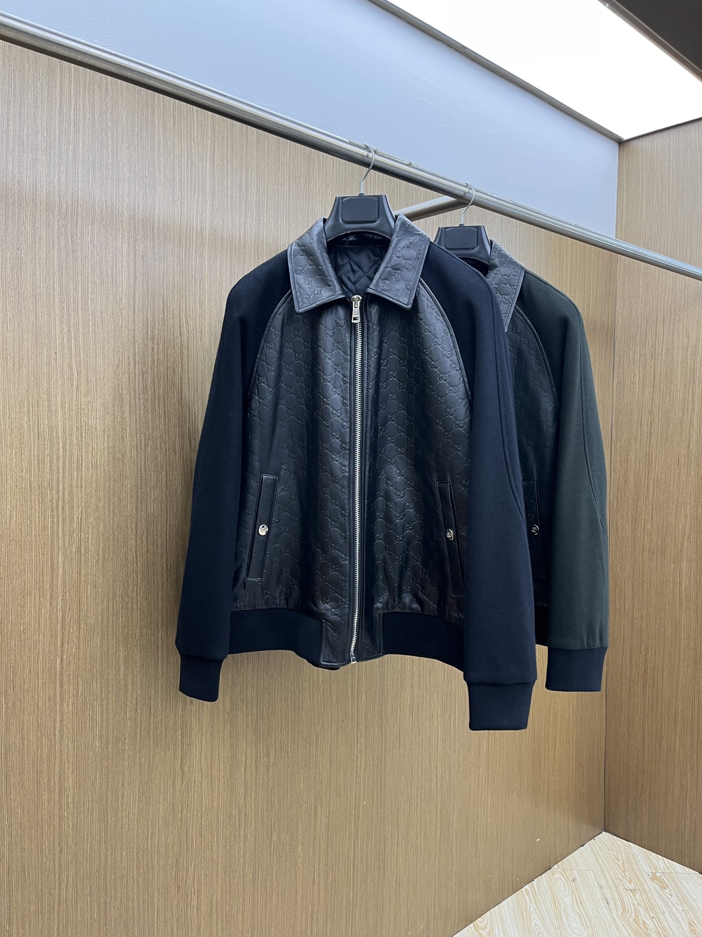 NO:563562,Autumn and winter Guc exclusively debuts the new 2025ss autumn and winter official website synchronized pebbled lambskin spliced ​​wool lapel jacket!  Top quality leather is super delicate!  Minimalist tailoring. Double G concave and convex embossing technology, handmade leather rib stitching design, sassy and high-end!  A must-have fashionable item for rich and handsome people. FSH imported New Zealand lambskin. The original customized version is versatile and does not pick anyone’s upper body. Super authentic custom hardware accessories. For perfect workmanship, the quality depends on the details!  Size 48-56,,gucci,jackets & coats,jackets & coats,sheepskin,alexander wang19860909秋冬 Guc 独家首发2025ss秋冬新款官网同步 荔枝纹小羊皮拼接羊毛翻领夹克外套！顶级皮质超级细腻！极简主义剪裁.双G凹凸压花工艺,纯手工车条皮罗纹拼接设计又飒又高级！高富帅必入时髦单品.fsh进口新西兰小绵羊皮.原版定制版型百搭不挑人上身超级正定制五金配件.完美做工品质看细节！ 尺码48-56,,gucci,jackets & coats,jackets & coats,sheepskin,alexander wang,Men's clothing