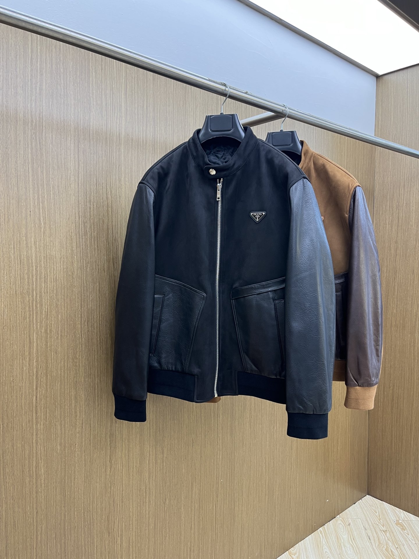 NO:563512,Autumn and winter PD 1955P family hooded style is an eye-catching fashion item with retro fashion feelings. Fashionable leather casual jacket. It reveals a light and luxurious life attitude in leisure. At first glance, you can tell that you are a fashionista with very independent fashion taste. Original model opening  Quilted design, imported lambskin splicing. Luxurious brands often pay attention to the style and leather. This large-body fabric is made of imported sheepskin and feels soft and delicate. FSH is very comfortable and soft to wear on the body, and it is in line with today's relaxed and unrestrained style, full of free and easy travel. I will definitely love this kind of fabric splicing. Dear friends, hurry up and get it!  Size 48-56,,jackets & coats,sheepskin,hats,alexander wang19860909秋冬 PD 1955P家连帽款自带复古时尚情怀的一款吸睛时尚单品时尚拼皮休闲夹克,休闲中流露出轻奢感的生活态度,一看就是很有主见的时髦品味大咖. 原版开模 夹棉设计,进口小羊皮拼接奢侈大牌考究往往是版型和皮料.这款大身面料是进口绵羊皮面料手感软细腻,fsh穿在身上很舒服柔和,又符合现在的轻松不拘束,充满洒脱随行的风格.这种面料拼接穿上绝对爱了亲们抓紧入手！ 尺码48-56,,jackets & coats,sheepskin,hats,alexander wang,Men's clothing