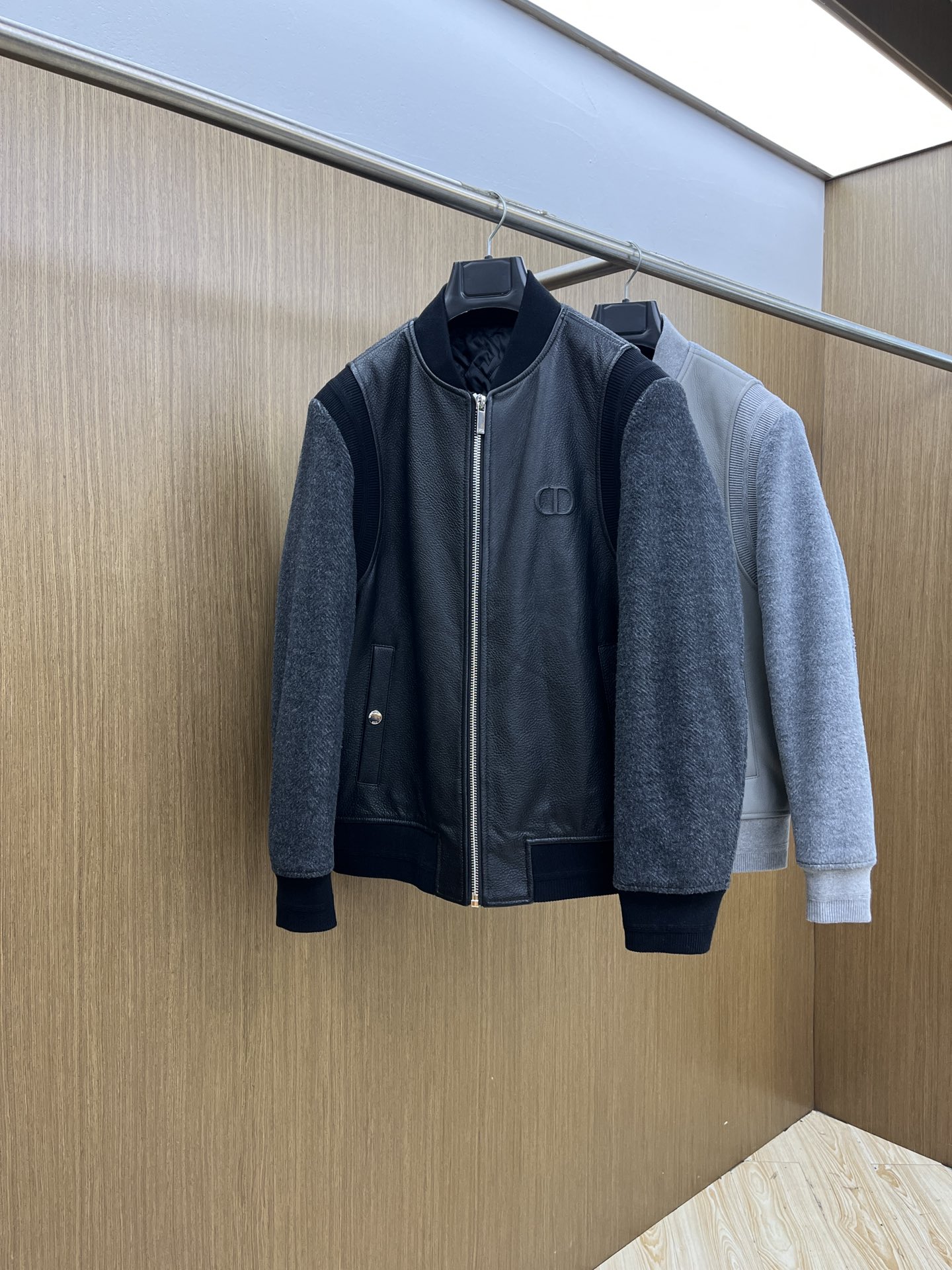 NO:563517,Autumn and winter CD Fw new autumn and winter style | Cowhide and wool baseball jacket, a new definition of fashion Dior's new autumn and winter style is coming. The collision of cowhide and wool creates a unique baseball jacket. The classic baseball uniform style is neat and fashionable. The texture of cowhide is crisp, the wool is delicate and skin-friendly, the splicing design breaks the rules, and the details are full of high-end taste~  Whether you wear it with jeans for casual street style, fsh or mix and match with skirts, you can easily style it. It must have a place in your autumn and winter wardrobe. It will turn heads when you wear it. Sizes 48-56, dior, skirts, jeans, jackets & coats, cowhide, alexander wang19860909秋冬 CD Fw秋冬新款 | 牛皮拼羊毛棒球外套,时髦新定义 Dior 秋冬新款来袭 牛皮与羊毛碰撞,打造独特棒球外套 经典棒球服型,利落又藏不住的时髦感.牛皮质感挺括,羊毛细腻亲肤,拼接设计打破常规,细节里全是高级品味~ 不管是配牛仔裤走随性街头风,fsh还是搭裙装玩混搭,都能轻松拿捏造型,秋冬衣橱必须有它一席之地,穿出去回头率直接拉满 尺码48-56,,dior,skirts,jeans,jackets & coats,cowhide,alexander wang,Men's clothing