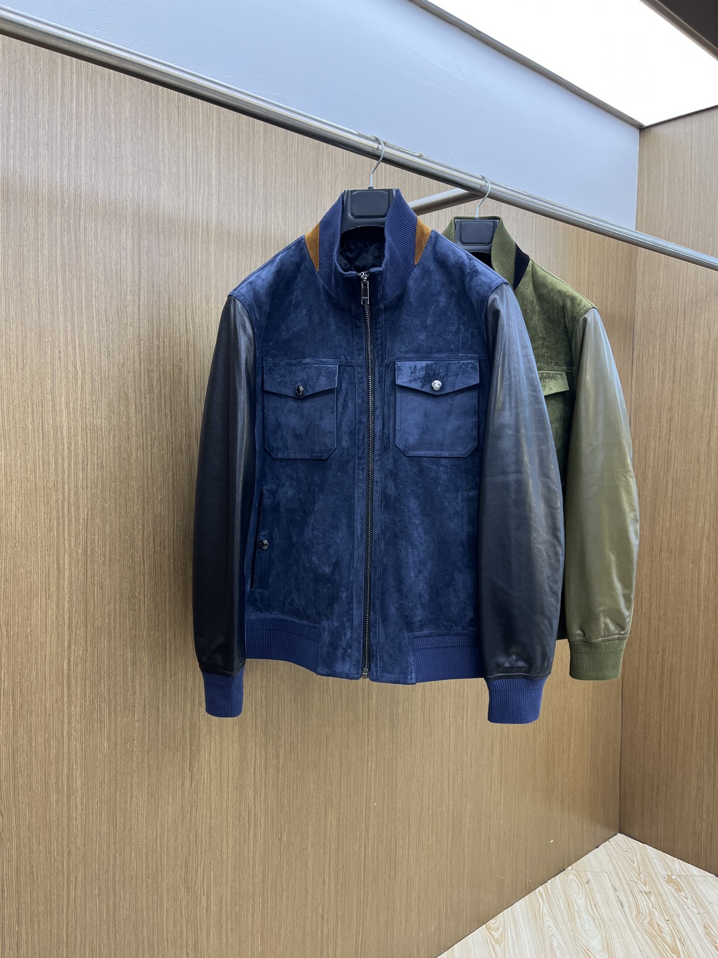 NO:563523,Autumn and winter ZZ  FW men's sheepskin spliced lapel genuine leather. Trade goods from foreign companies, limited edition direct supply from overseas, high-end show model for autumn and winter in 2025, heavyweight product, palace-level tasting beauty. Hooded regular version, simple design and clean cut, combined with the overall genuine sheepskin splicing, free and easy to release, not only durable, but also very practical, easy to move, and comfortable to wear.  It is unrestrained, has a similar shape, and the texture is generally not exposed. It feels warm, plump and elastic. It is a small size that can keep out the cold in the winter in the north and south. It is a high-quality fsh fabric that feels warm and feels comfortable. The chest is full of luxury and low-key heavy-duty design. The details are exquisite and the color is not only versatile but also very high-end.   Size 48-56,,sheepskin,hats,alexander wang19860909秋冬 ZZ FW男士绵羊皮拼接翻领真皮.洋行贸易货,海外直供限量款,25年秋冬高级秀场款,重磅级臻品,殿堂级品鉴尤物.连帽常规的版型,简约设计剪裁干净利落的同时,结合整体真皮绵羊皮的拼接,洒脱与率性释放出来,不仅耐看,实用性也是很好的,便于活动,穿上身感觉无拘无束,形似,织纹一般不显露,手感温暖、丰满、富有弹性,是一款南北方冬天可以御寒的小,fsh高品质定面料,触感温暖手感舒服,胸前充满奢华感又低调的重工设计,细节匠心考究,颜色不仅百搭还非常显高级,上身款型十足,市面零撞衫的类型,属于独一无二的存在. 尺码48-56,,sheepskin,hats,alexander wang,Men's clothing