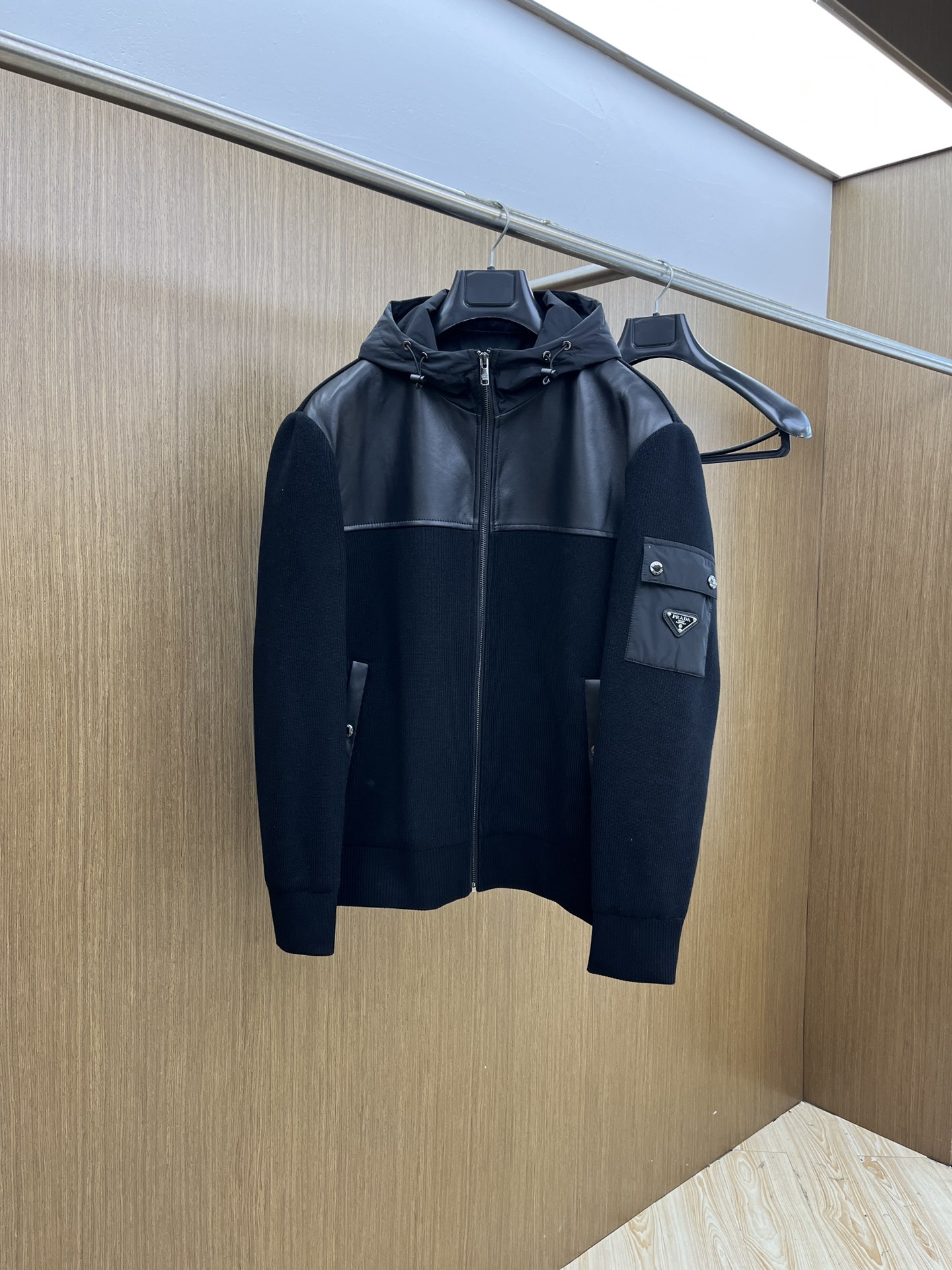 NO:563534,Autumn and winter PD 1955ss early spring latest P family hooded casual jacket with hood. High-end quality, wool knitted fabric and genuine leather splicing, soft and comfortable. The fabric and hardware are customized, breathable and comfortable synthetic fabrics. The logo adopts P family's classic triangle armband design. The upper body is handsome and stylish, fsh is not restrictive at all, and the upper body is super comfortable!  The whole thing is super cool and high-end!  The upper body is not heavy, showing a fashionable and personalized atmosphere!  Size:48-56,,jackets & coats,hats,alexander wang19860909秋冬 PD 1955ss早春最新款P家连帽款休闲外套连帽 高端品质、羊毛针织面料真皮拼接,柔软舒适.版型面料五金都是定制,透气舒适合成面料,Logo采用P家经典三角袖章设计,上身帅气有型,fsh一点不拘束、上身超级舒适！整件超级酷炫上档次！上身不厚重,尽显时尚个性气息！ 码数:48-56,,jackets & coats,hats,alexander wang,Men's clothing