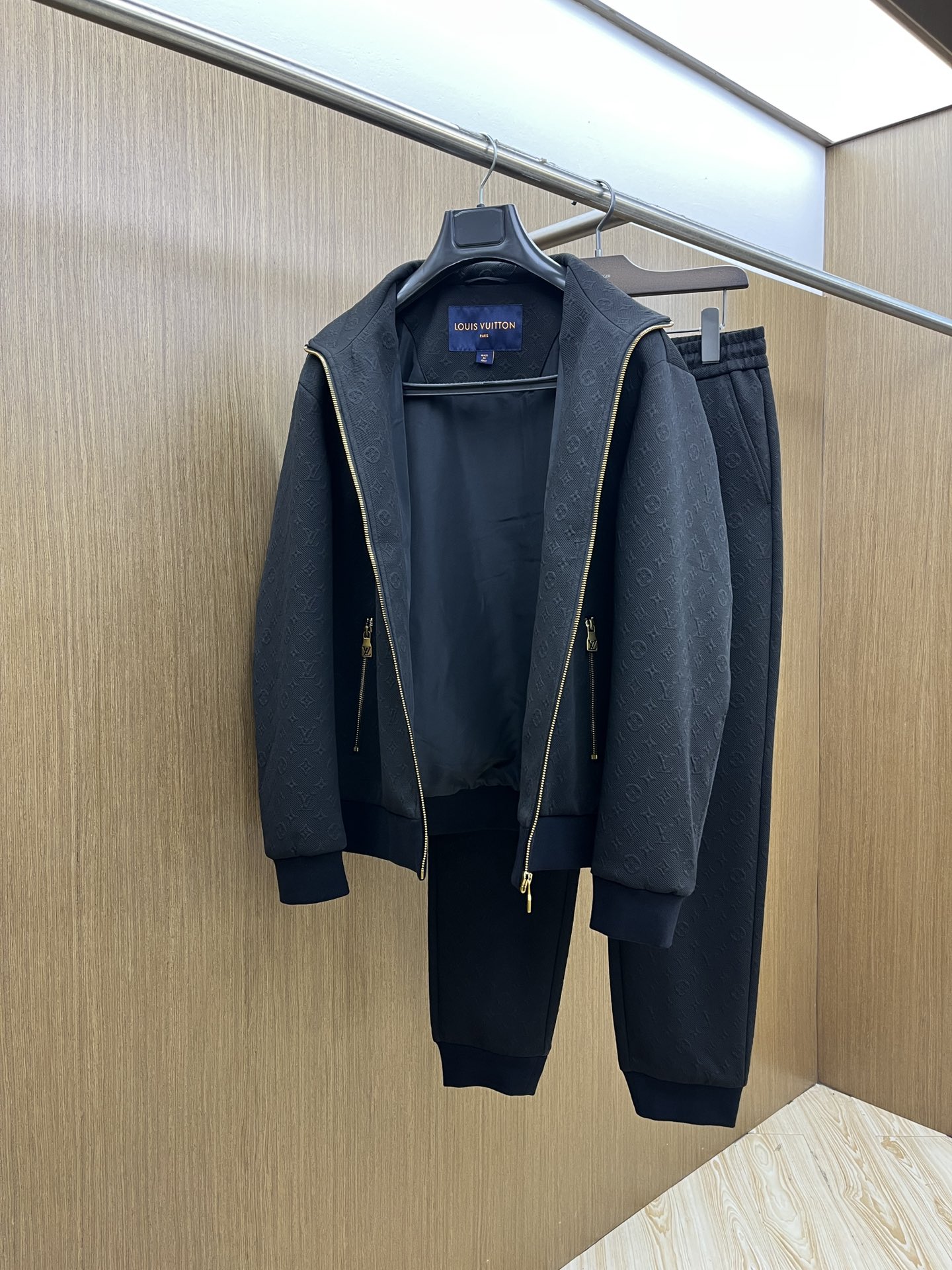 秋冬/套 LV 🔥FW最新独家专供新款休闲运动套装 高端版本！定制面料 透气舒适度高，细节无可挑剔，品牌