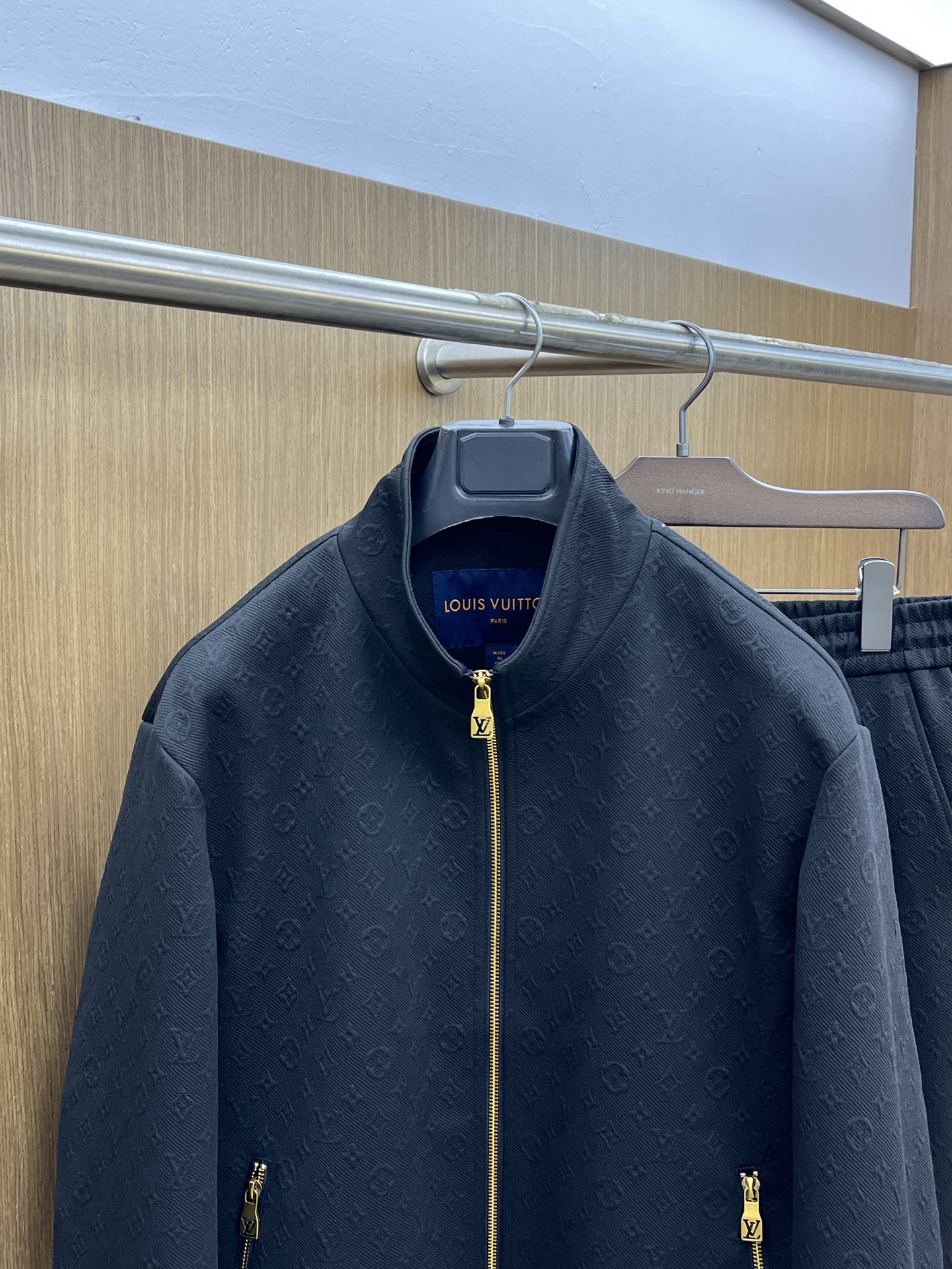 秋冬/套 LV 🔥FW最新独家专供新款休闲运动套装 高端版本！定制面料 透气舒适度高，细节无可挑剔，品牌