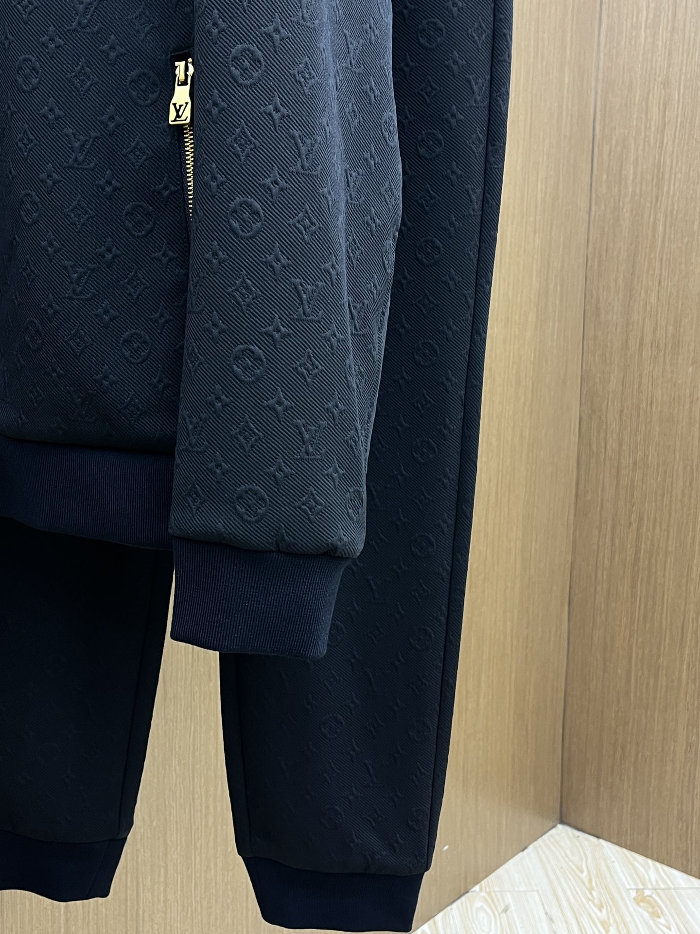秋冬/套 LV 🔥FW最新独家专供新款休闲运动套装 高端版本！定制面料 透气舒适度高，细节无可挑剔，品牌