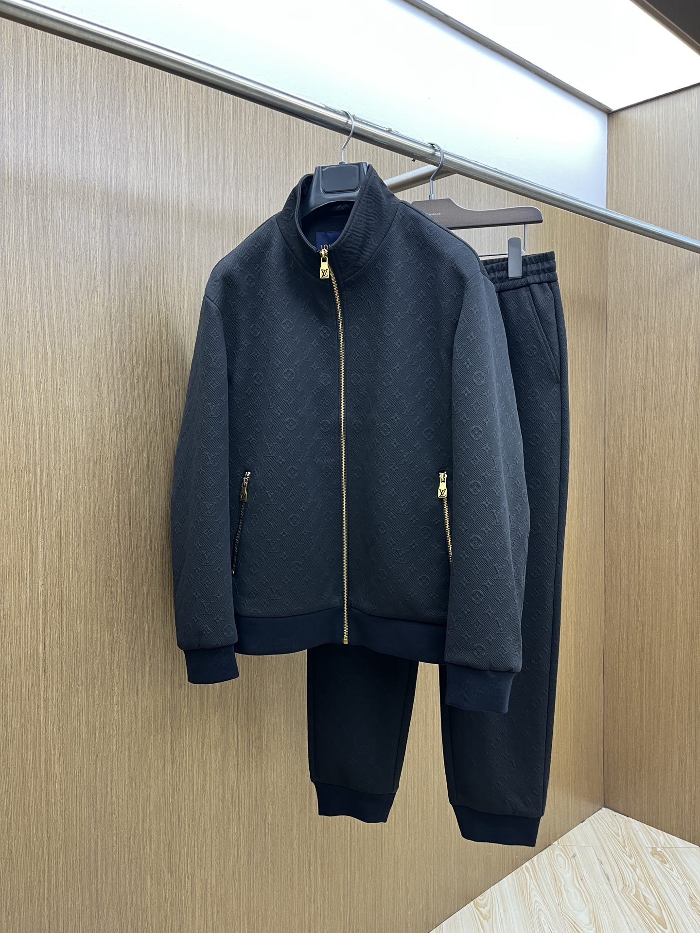秋冬/套 LV 🔥FW最新独家专供新款休闲运动套装 高端版本！定制面料 透气舒适度高，细节无可挑剔，品牌