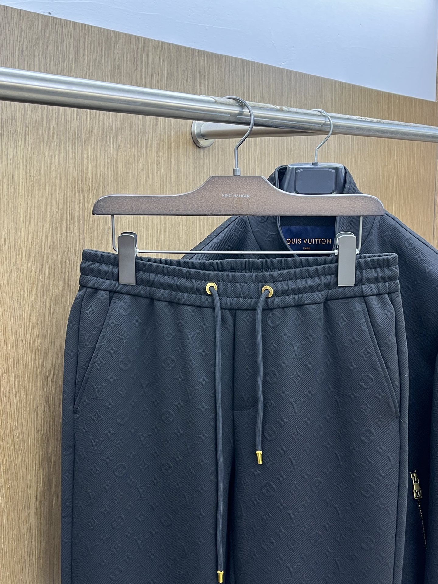 秋冬/套 LV 🔥FW最新独家专供新款休闲运动套装 高端版本！定制面料 透气舒适度高，细节无可挑剔，品牌