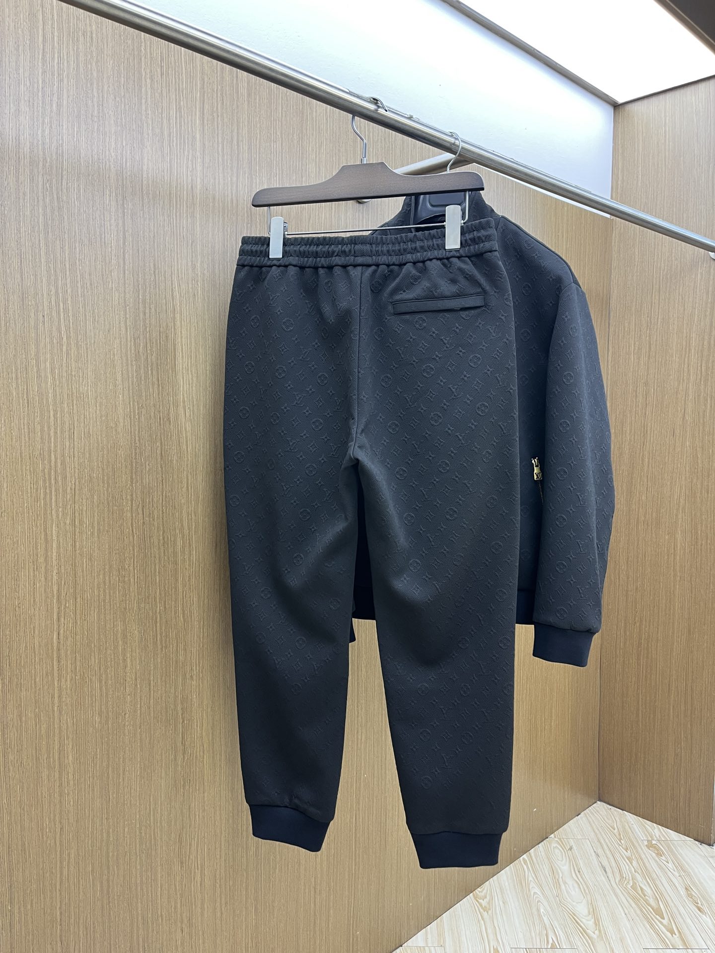 秋冬/套 LV 🔥FW最新独家专供新款休闲运动套装 高端版本！定制面料 透气舒适度高，细节无可挑剔，品牌