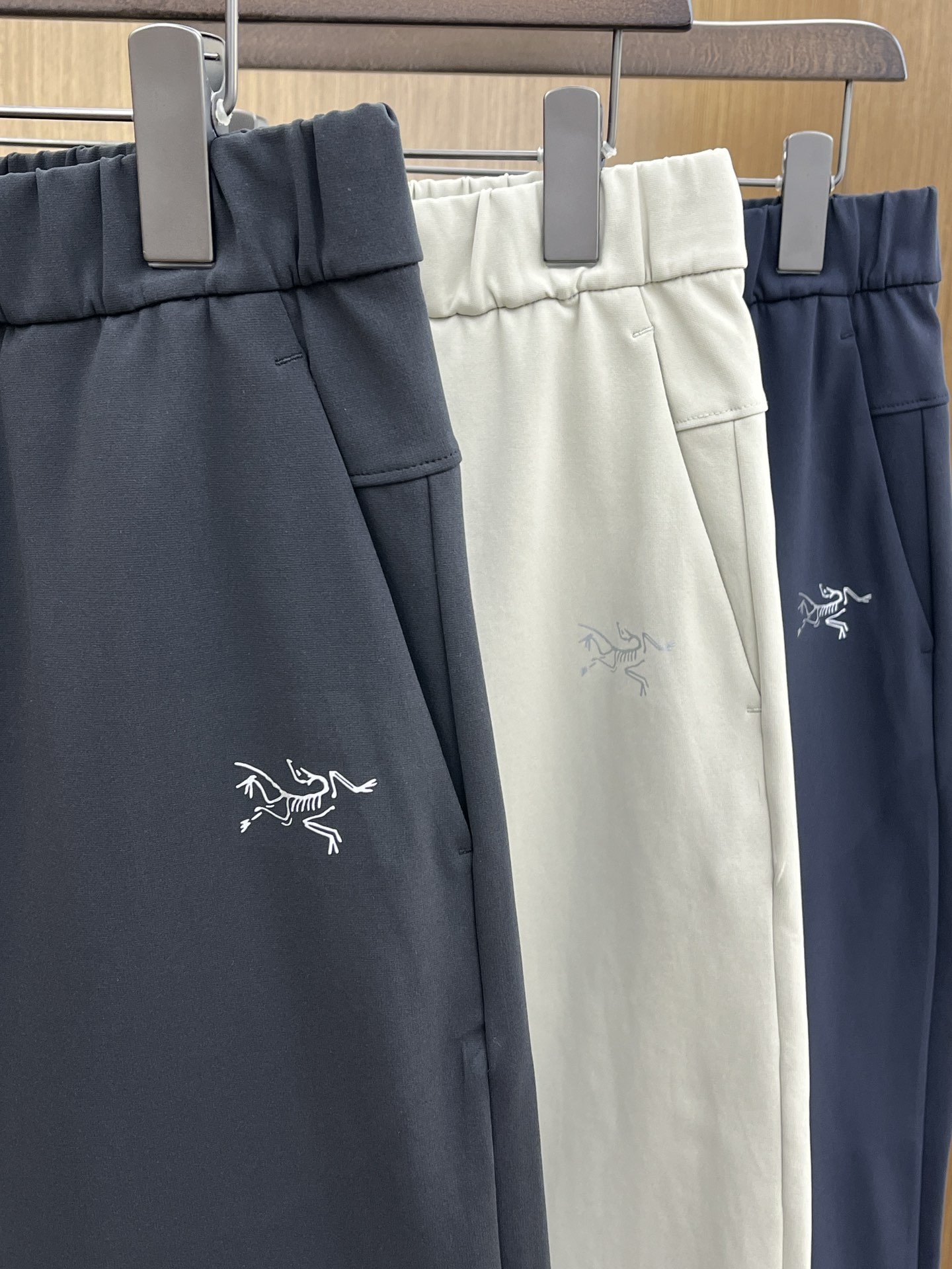 秋冬 ARC'TERYX始祖鸟最新秋冬款户外冲锋！高端商务系列软壳裤、耐磨、防风防水!一款封神之作的男士