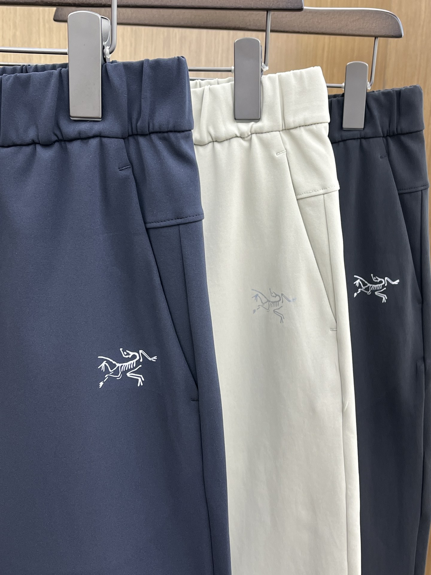 秋冬 ARC'TERYX始祖鸟最新秋冬款户外冲锋！高端商务系列软壳裤、耐磨、防风防水!一款封神之作的男士