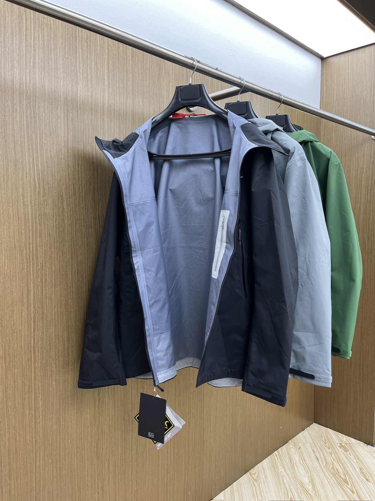 秋冬 Arctery，🔥爆款顶配 Beta SL冲锋衣是一款专为户外探险设计的高性能外套。采用GORE-