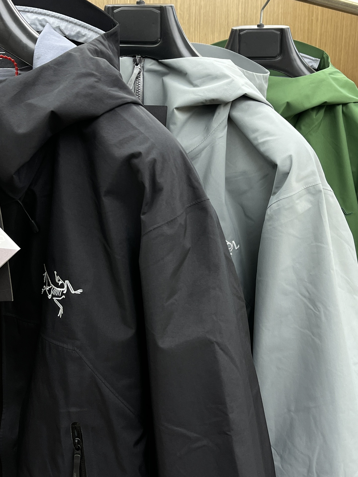 秋冬 Arctery，🔥爆款顶配 Beta SL冲锋衣是一款专为户外探险设计的高性能外套。采用GORE-