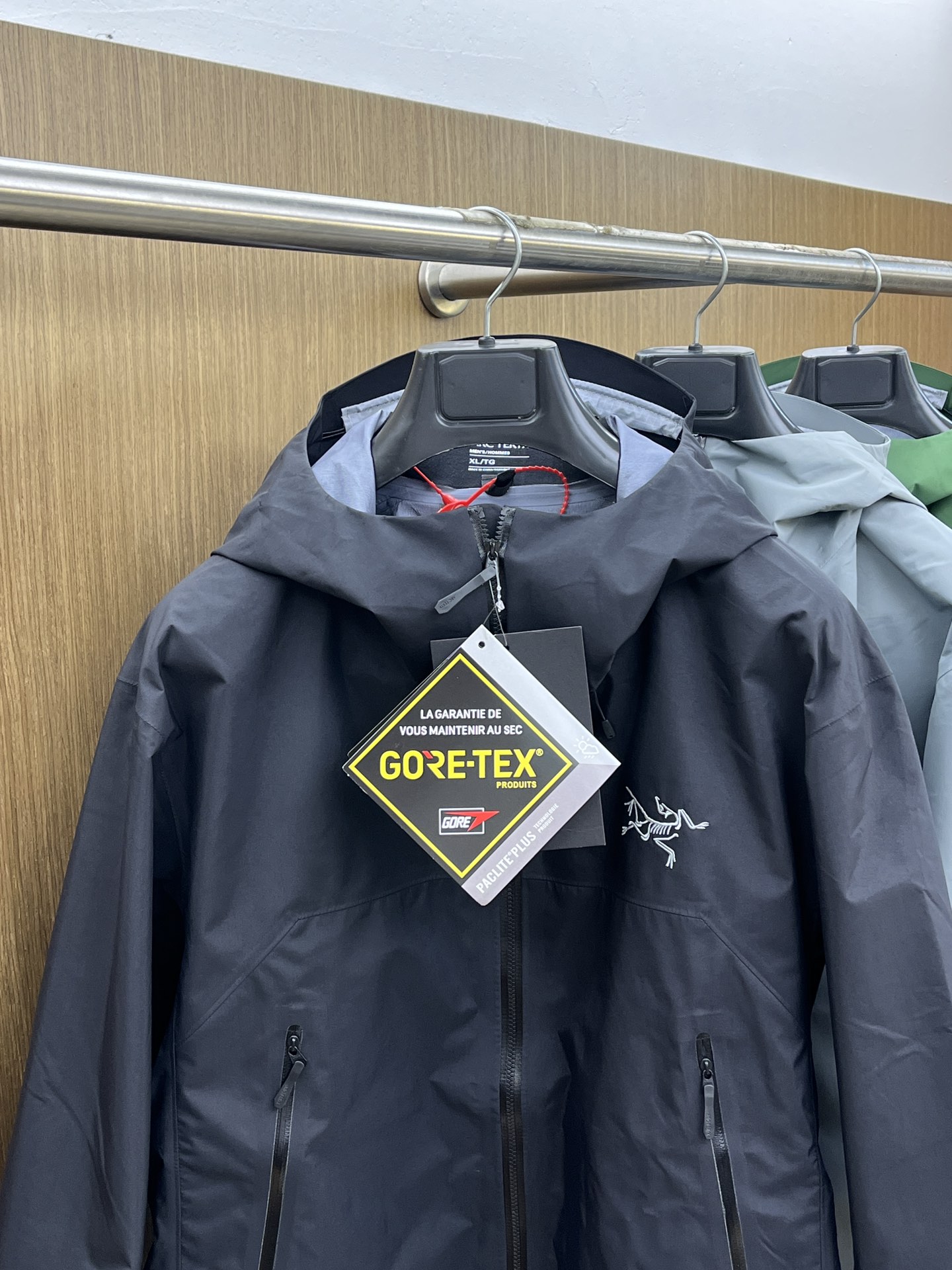 秋冬 Arctery，🔥爆款顶配 Beta SL冲锋衣是一款专为户外探险设计的高性能外套。采用GORE-