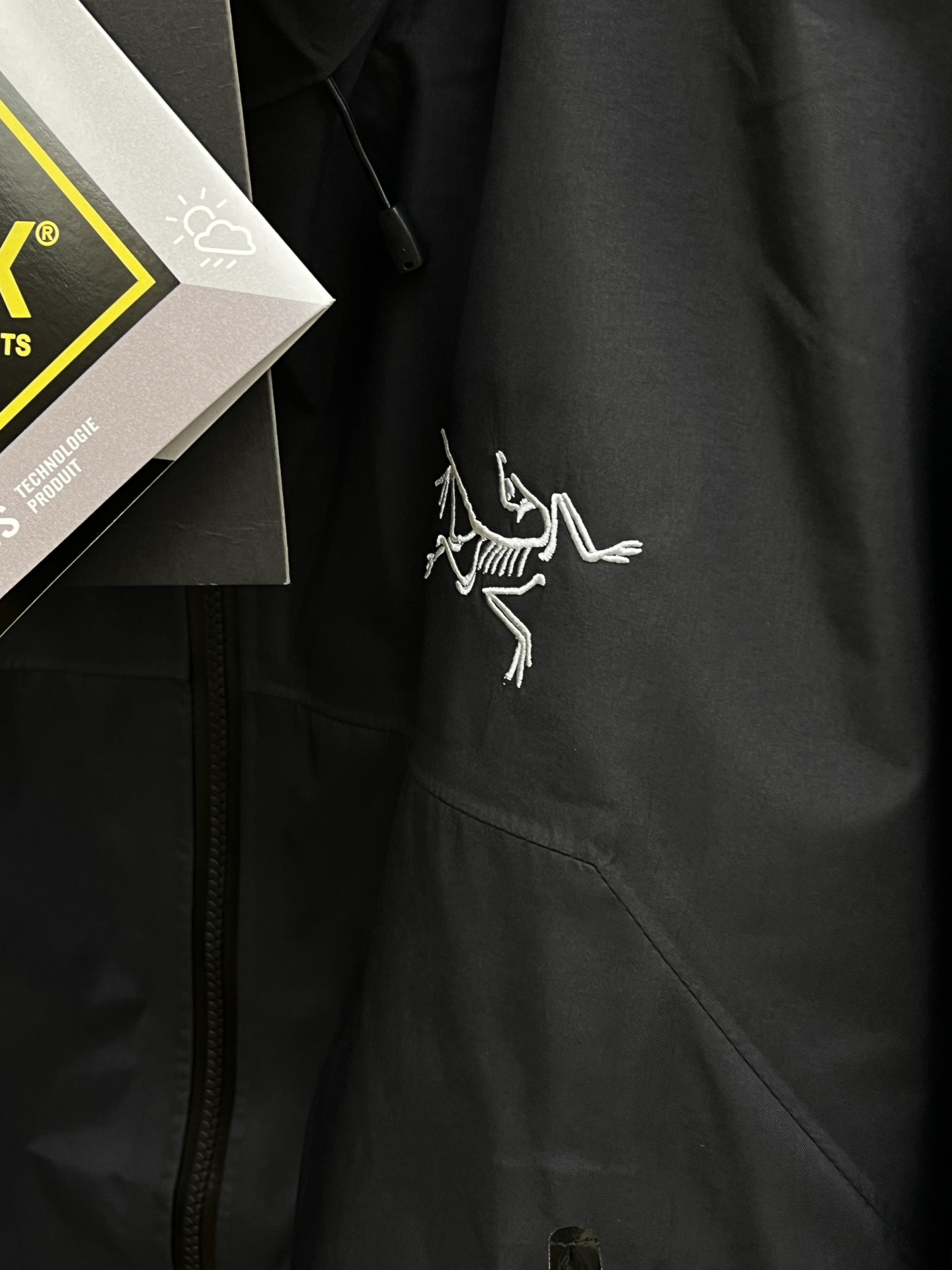 秋冬 Arctery，🔥爆款顶配 Beta SL冲锋衣是一款专为户外探险设计的高性能外套。采用GORE-