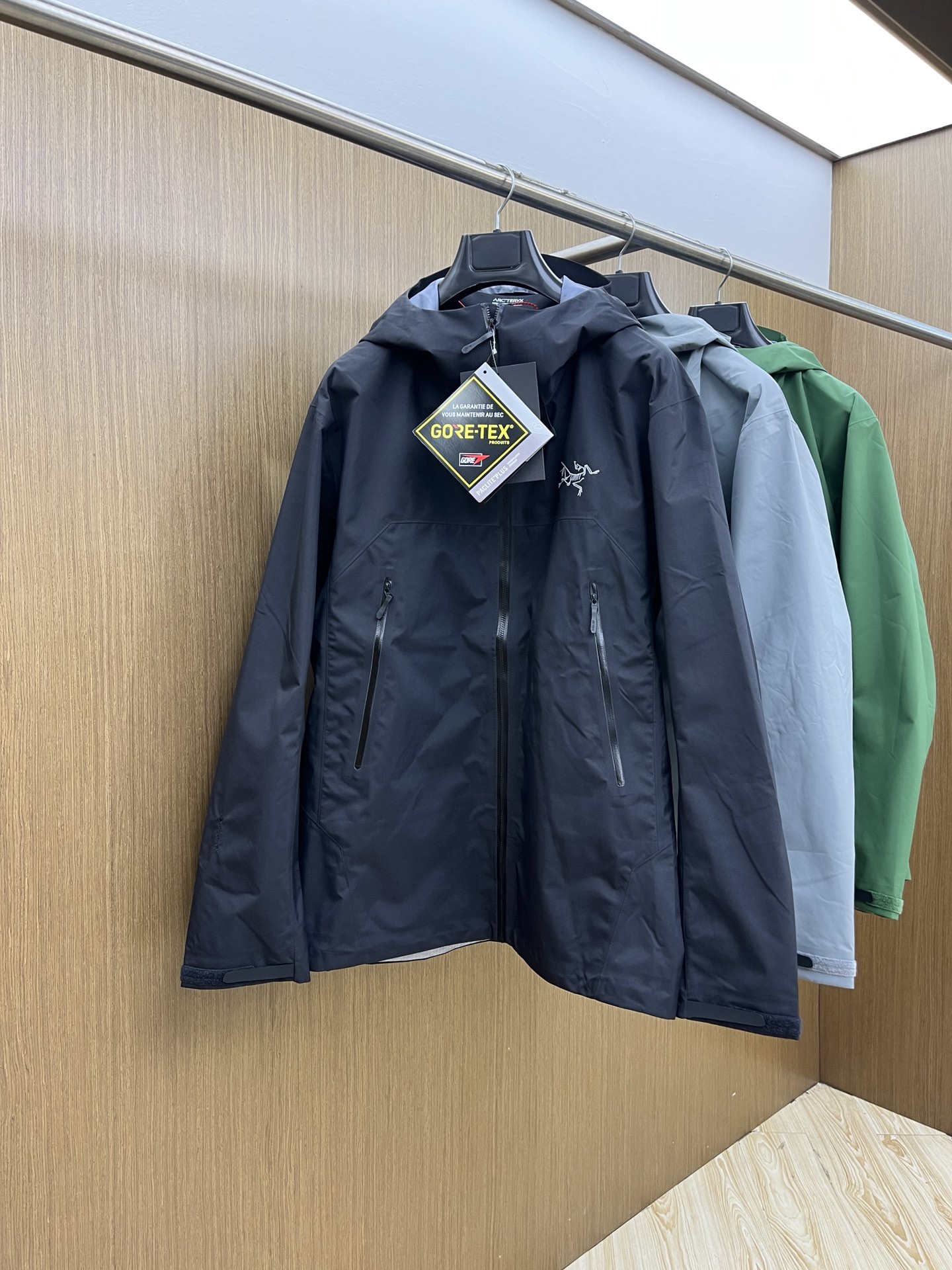 秋冬 Arctery，🔥爆款顶配 Beta SL冲锋衣是一款专为户外探险设计的高性能外套。采用GORE-