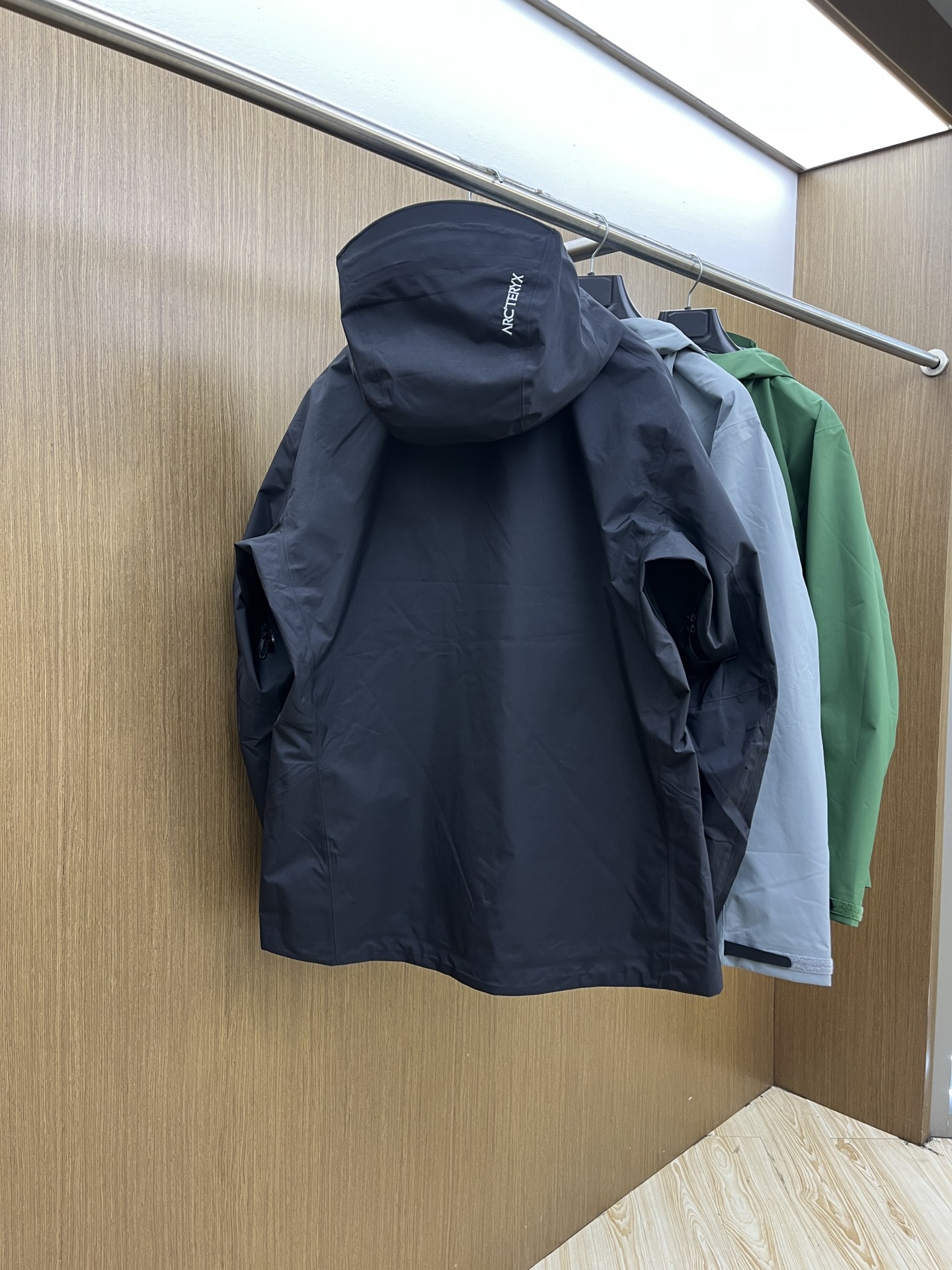 秋冬 Arctery，🔥爆款顶配 Beta SL冲锋衣是一款专为户外探险设计的高性能外套。采用GORE-