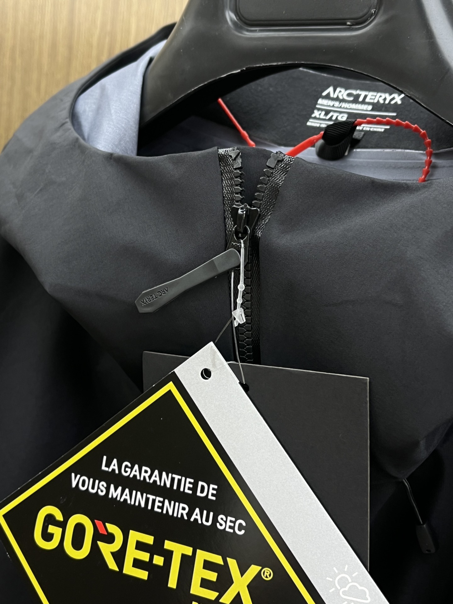 秋冬 Arctery，🔥爆款顶配 Beta SL冲锋衣是一款专为户外探险设计的高性能外套。采用GORE-