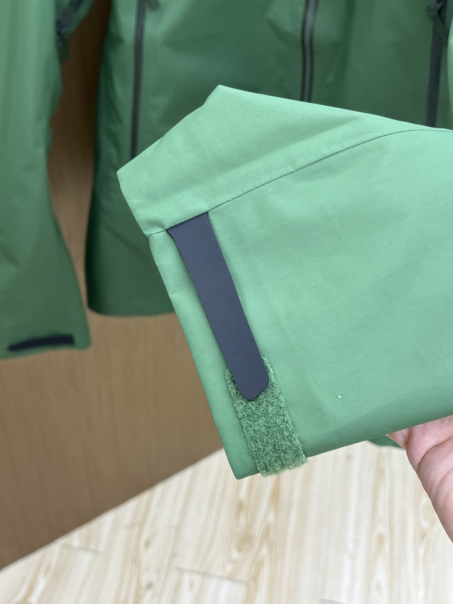 秋冬 Arctery，🔥爆款顶配 Beta SL冲锋衣是一款专为户外探险设计的高性能外套。采用GORE-