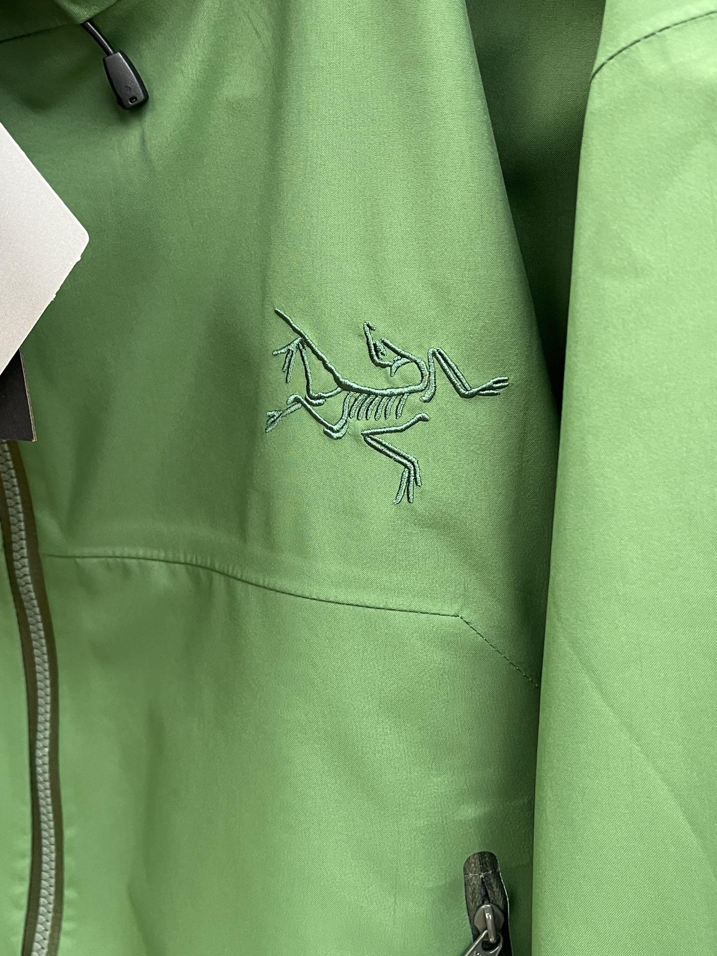 秋冬 Arctery，🔥爆款顶配 Beta SL冲锋衣是一款专为户外探险设计的高性能外套。采用GORE-