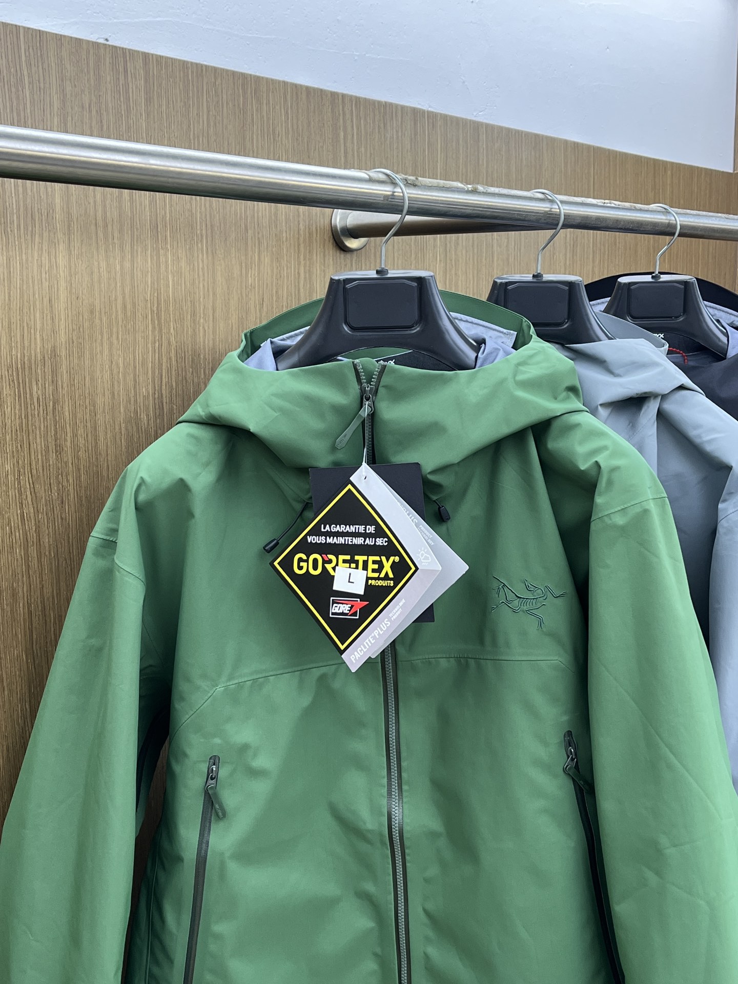 秋冬 Arctery，🔥爆款顶配 Beta SL冲锋衣是一款专为户外探险设计的高性能外套。采用GORE-