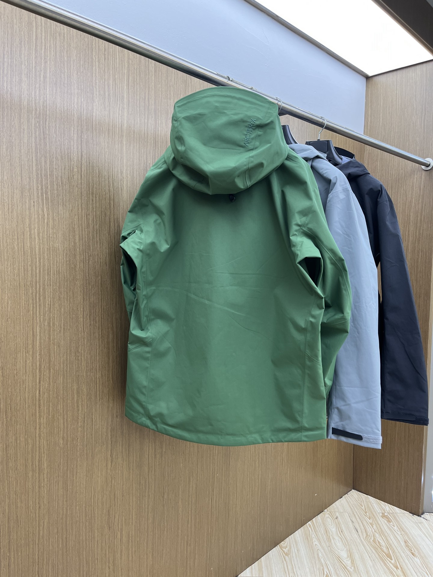 秋冬 Arctery，🔥爆款顶配 Beta SL冲锋衣是一款专为户外探险设计的高性能外套。采用GORE-