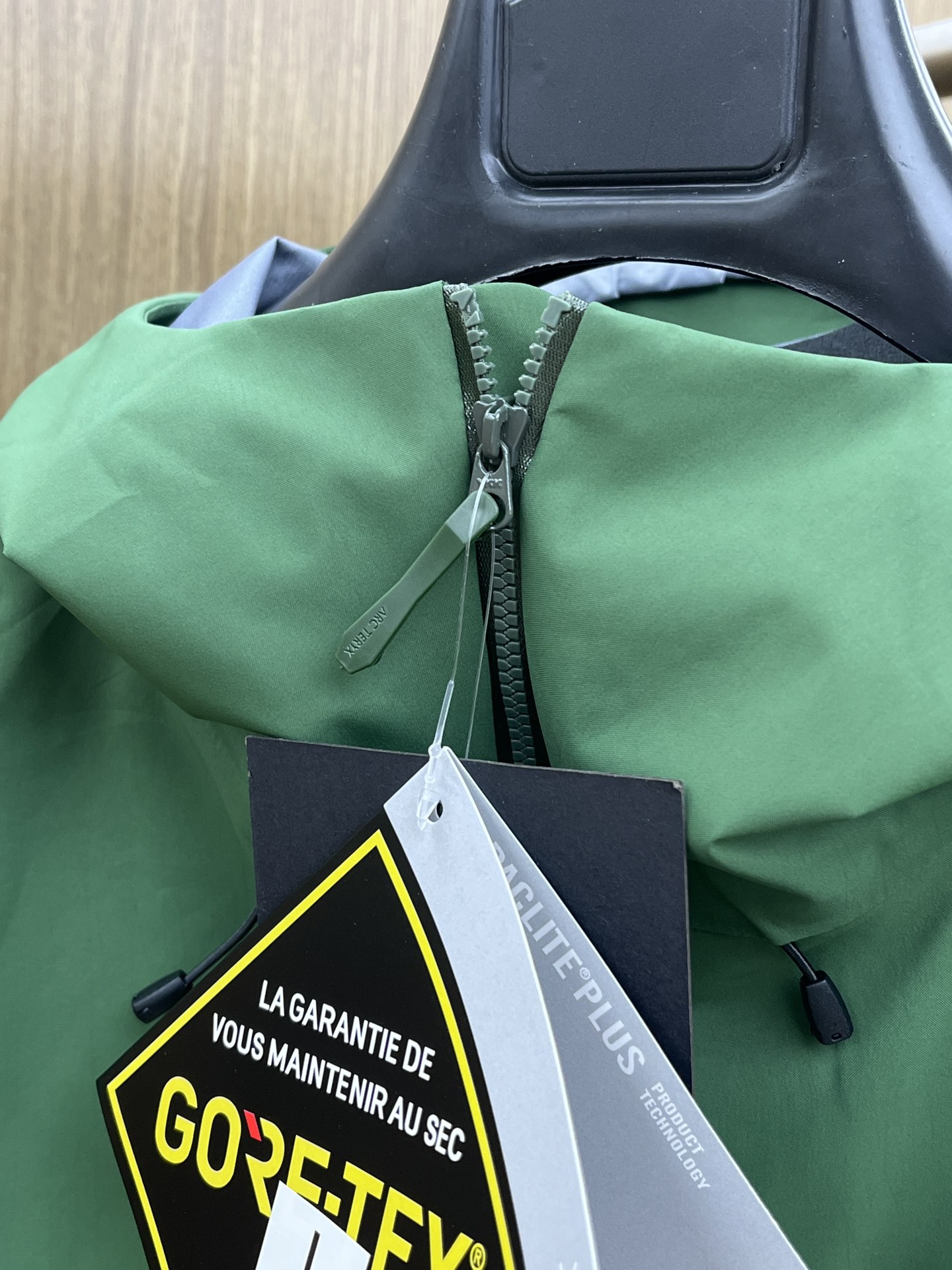 秋冬 Arctery，🔥爆款顶配 Beta SL冲锋衣是一款专为户外探险设计的高性能外套。采用GORE-