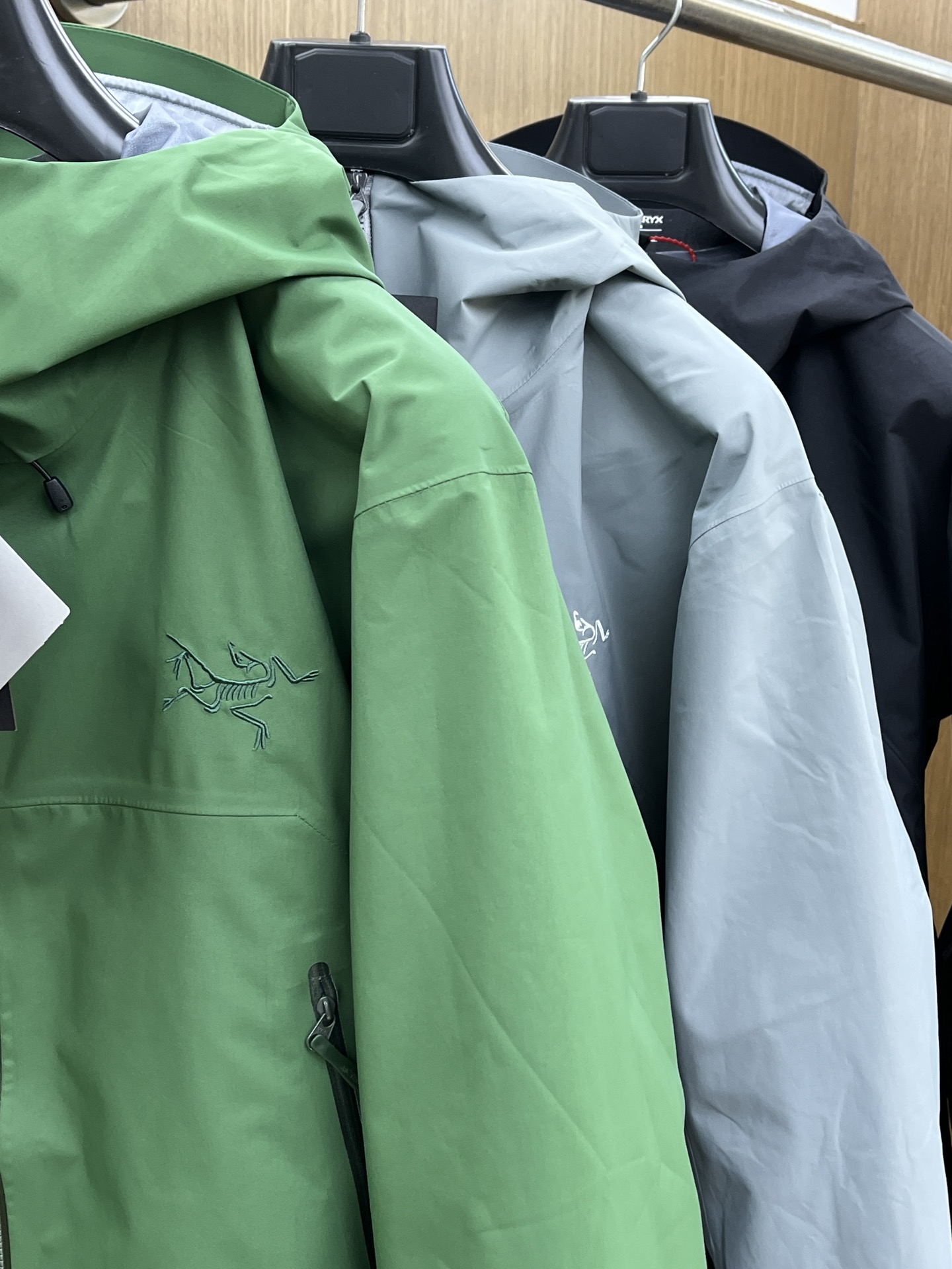 秋冬 Arctery，🔥爆款顶配 Beta SL冲锋衣是一款专为户外探险设计的高性能外套。采用GORE-