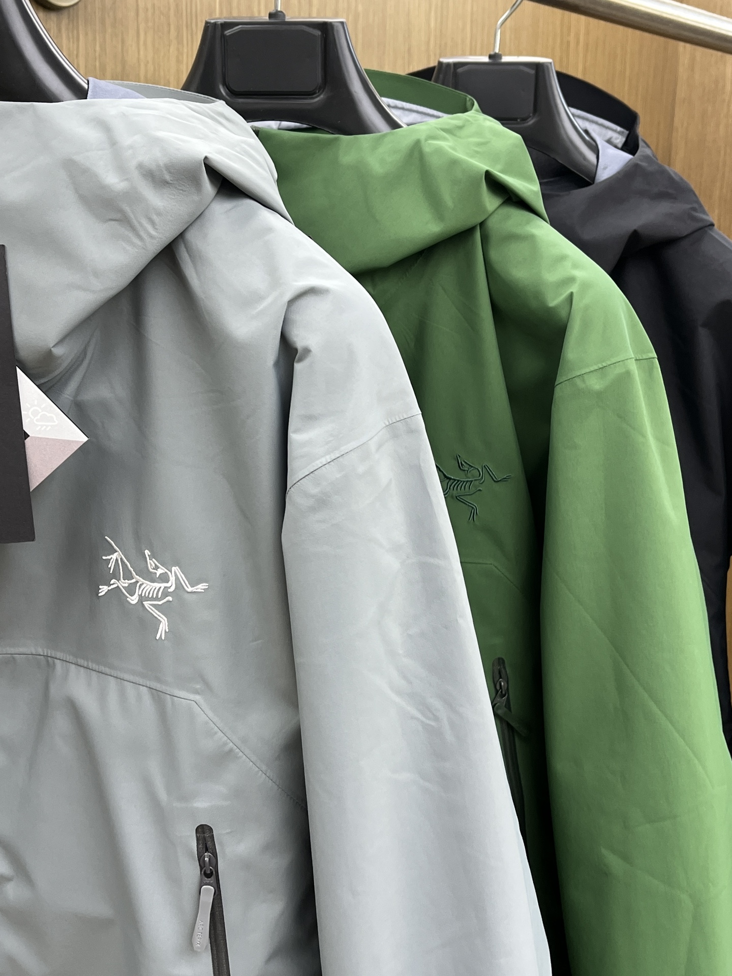 秋冬 Arctery，🔥爆款顶配 Beta SL冲锋衣是一款专为户外探险设计的高性能外套。采用GORE-