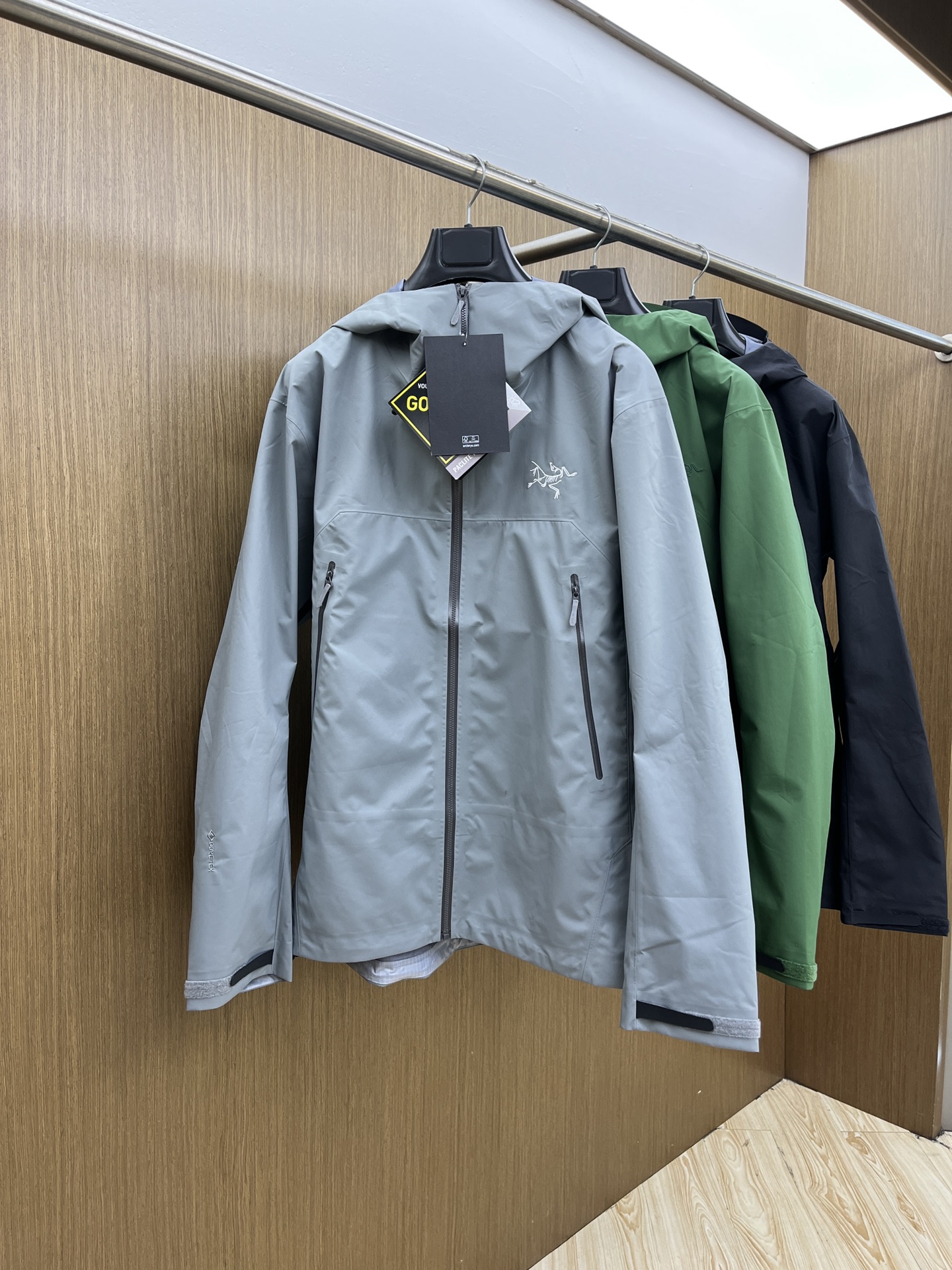 秋冬 Arctery，🔥爆款顶配 Beta SL冲锋衣是一款专为户外探险设计的高性能外套。采用GORE-