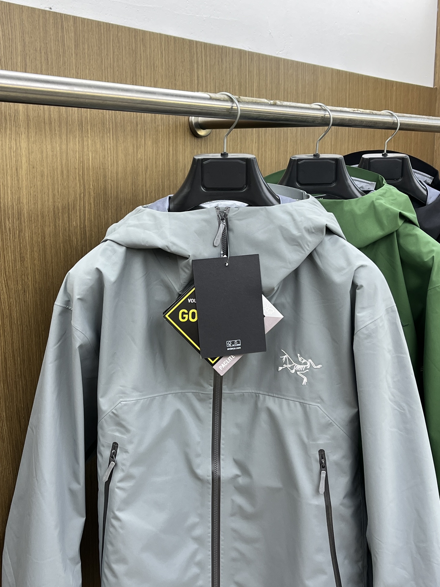 秋冬 Arctery，🔥爆款顶配 Beta SL冲锋衣是一款专为户外探险设计的高性能外套。采用GORE-