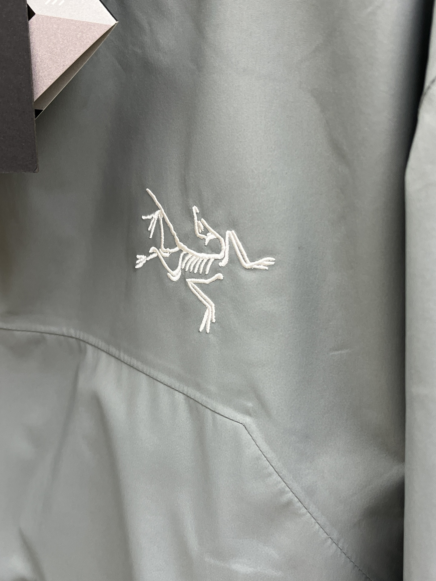 秋冬 Arctery，🔥爆款顶配 Beta SL冲锋衣是一款专为户外探险设计的高性能外套。采用GORE-