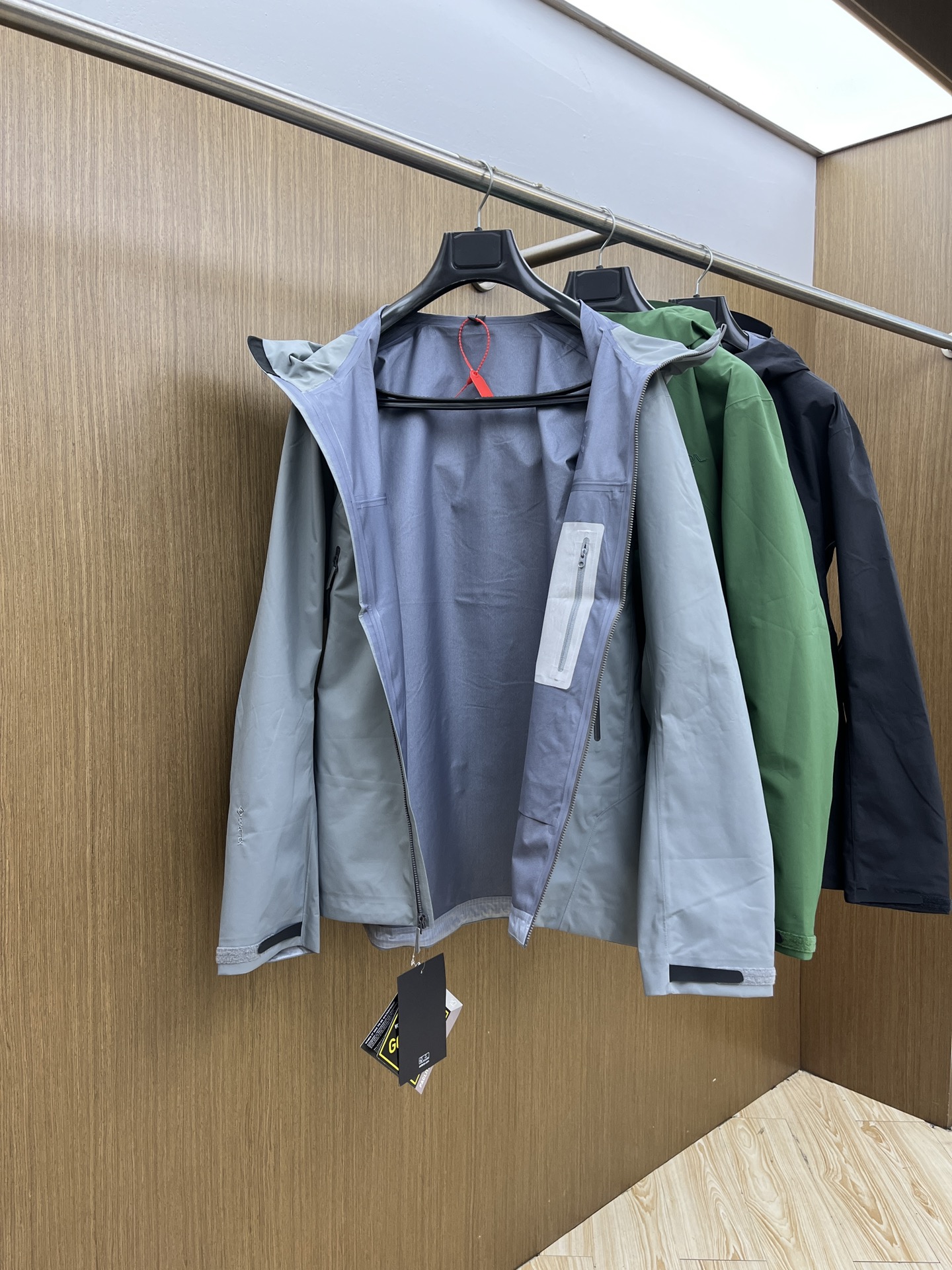 秋冬 Arctery，🔥爆款顶配 Beta SL冲锋衣是一款专为户外探险设计的高性能外套。采用GORE-