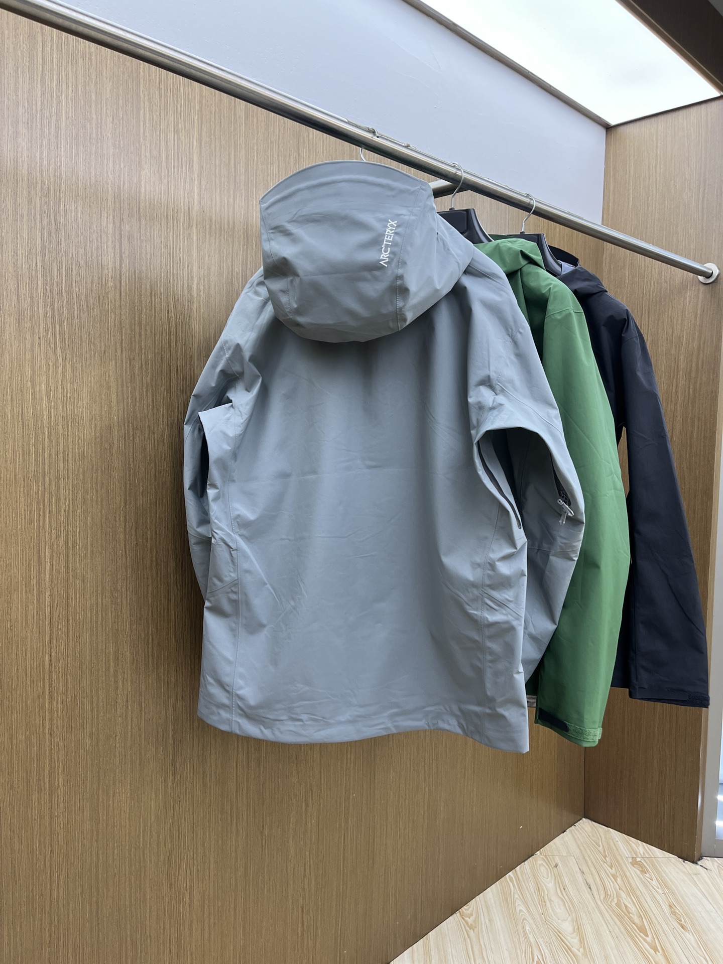 秋冬 Arctery，🔥爆款顶配 Beta SL冲锋衣是一款专为户外探险设计的高性能外套。采用GORE-