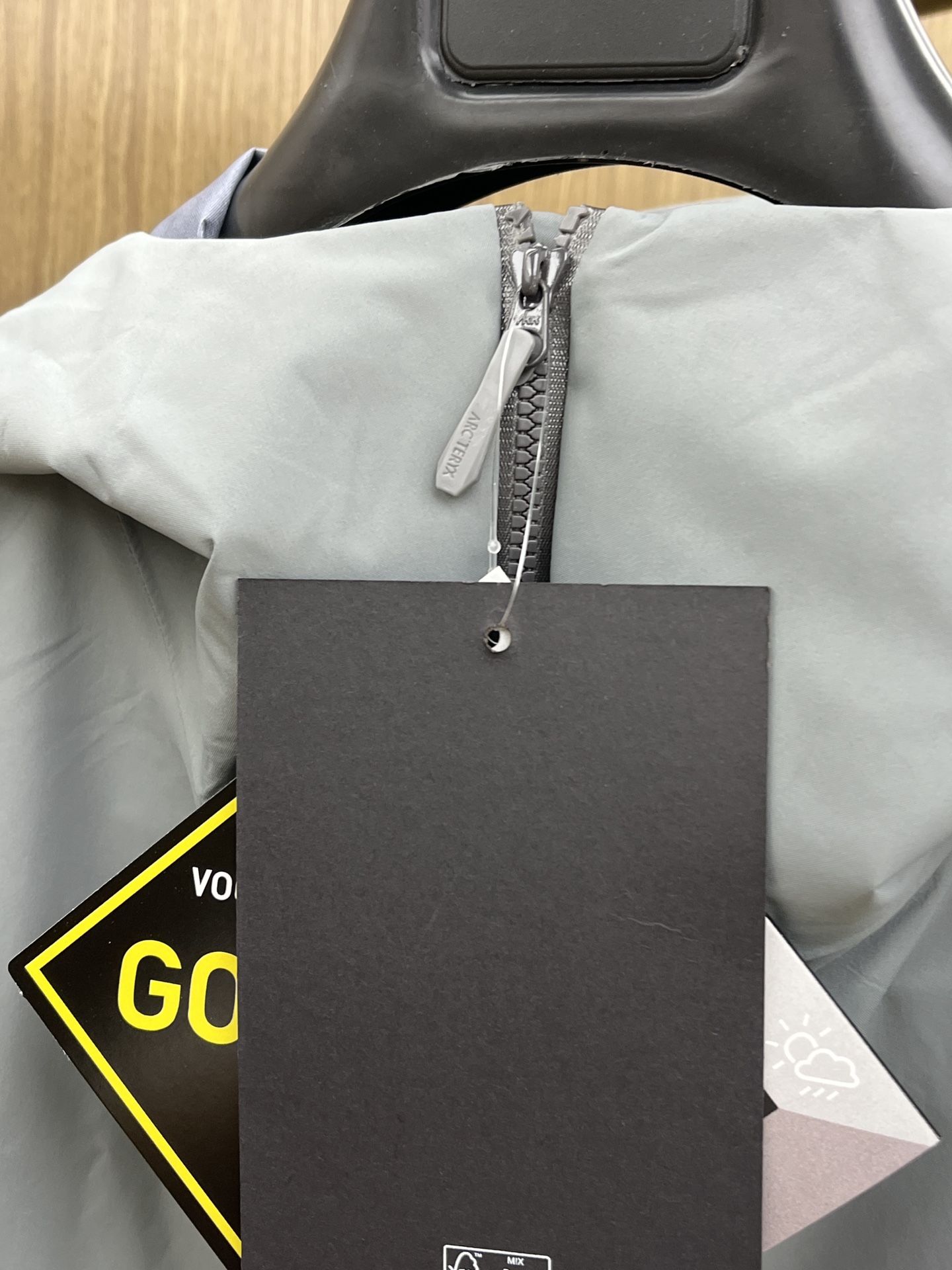 秋冬 Arctery，🔥爆款顶配 Beta SL冲锋衣是一款专为户外探险设计的高性能外套。采用GORE-