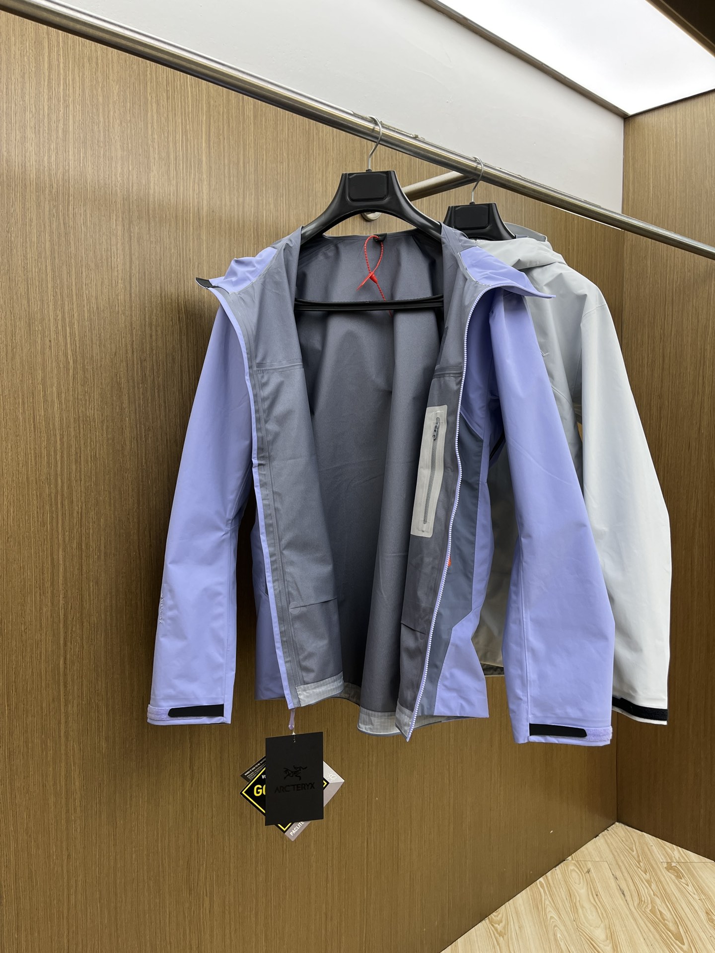 秋冬 Arctery，🔥爆款顶配 Beta SL冲锋衣是一款专为户外探险设计的高性能外套。采用GORE-