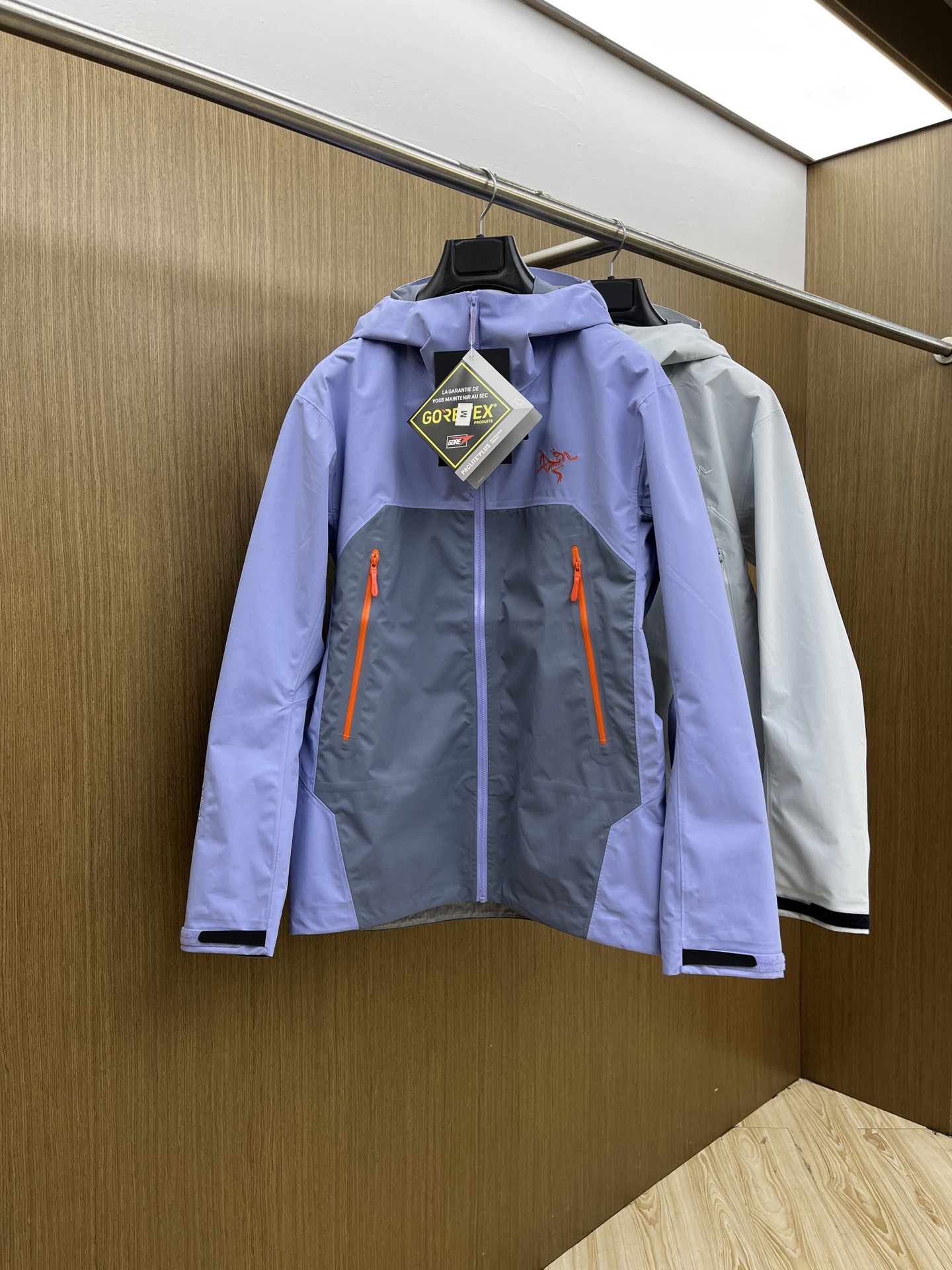 秋冬 Arctery，🔥爆款顶配 Beta SL冲锋衣是一款专为户外探险设计的高性能外套。采用GORE-