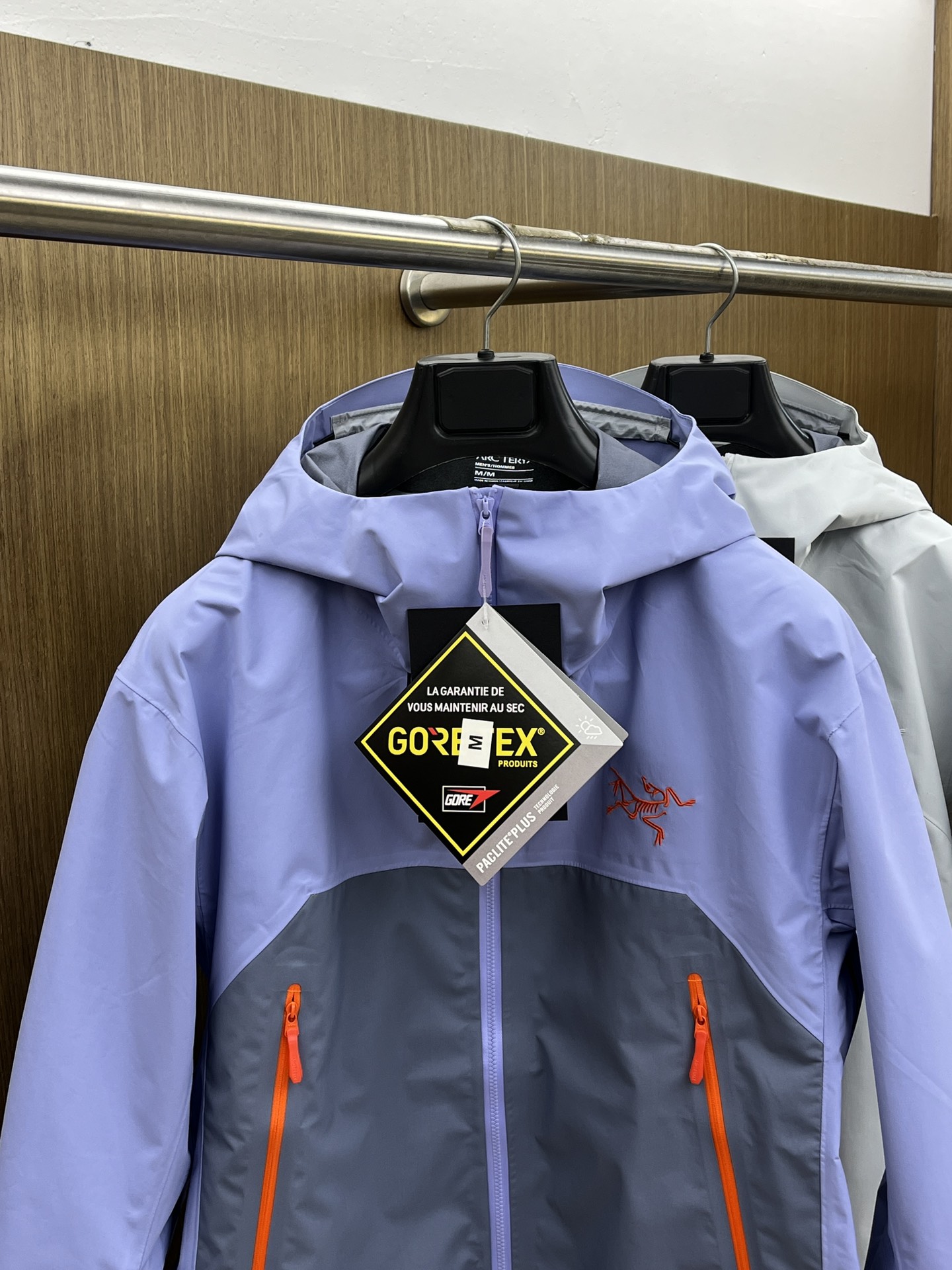 秋冬 Arctery，🔥爆款顶配 Beta SL冲锋衣是一款专为户外探险设计的高性能外套。采用GORE-