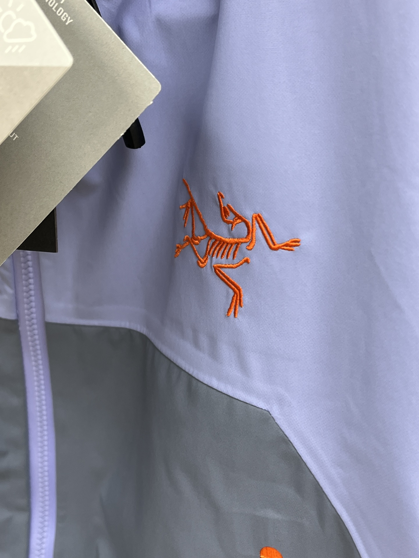 秋冬 Arctery，🔥爆款顶配 Beta SL冲锋衣是一款专为户外探险设计的高性能外套。采用GORE-