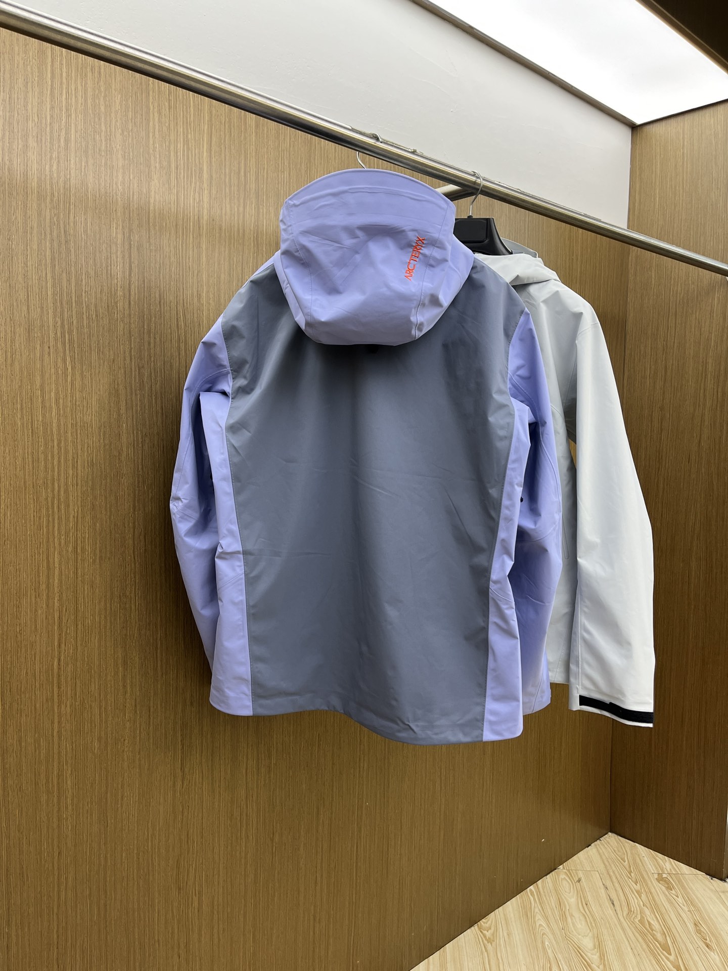 秋冬 Arctery，🔥爆款顶配 Beta SL冲锋衣是一款专为户外探险设计的高性能外套。采用GORE-