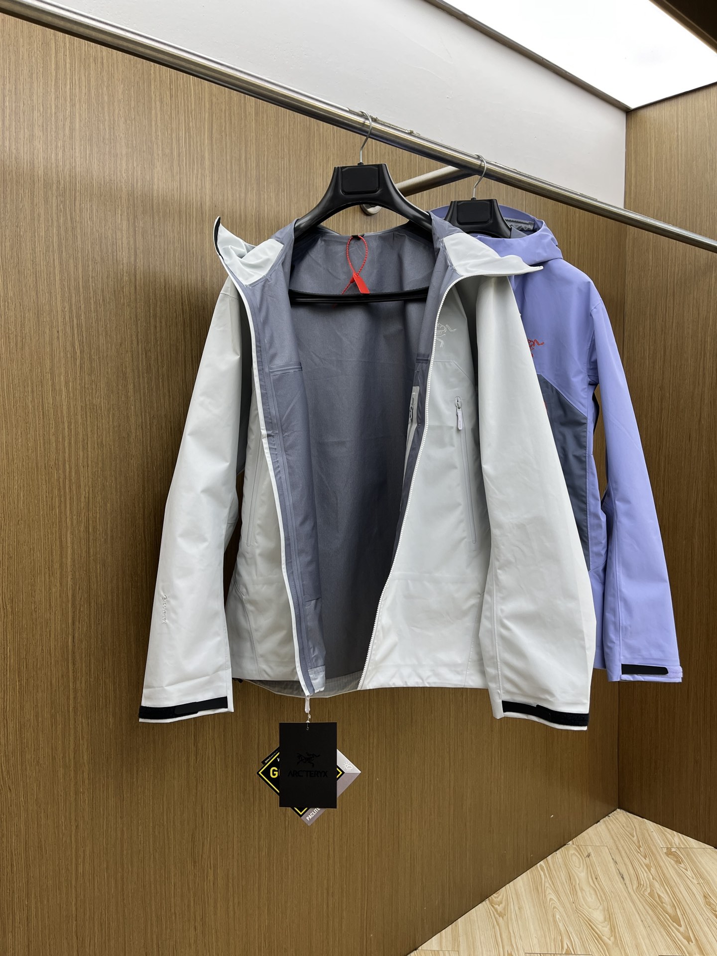 秋冬 Arctery，🔥爆款顶配 Beta SL冲锋衣是一款专为户外探险设计的高性能外套。采用GORE-