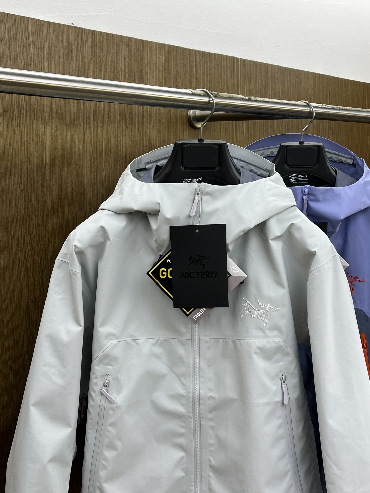 秋冬 Arctery，🔥爆款顶配 Beta SL冲锋衣是一款专为户外探险设计的高性能外套。采用GORE-