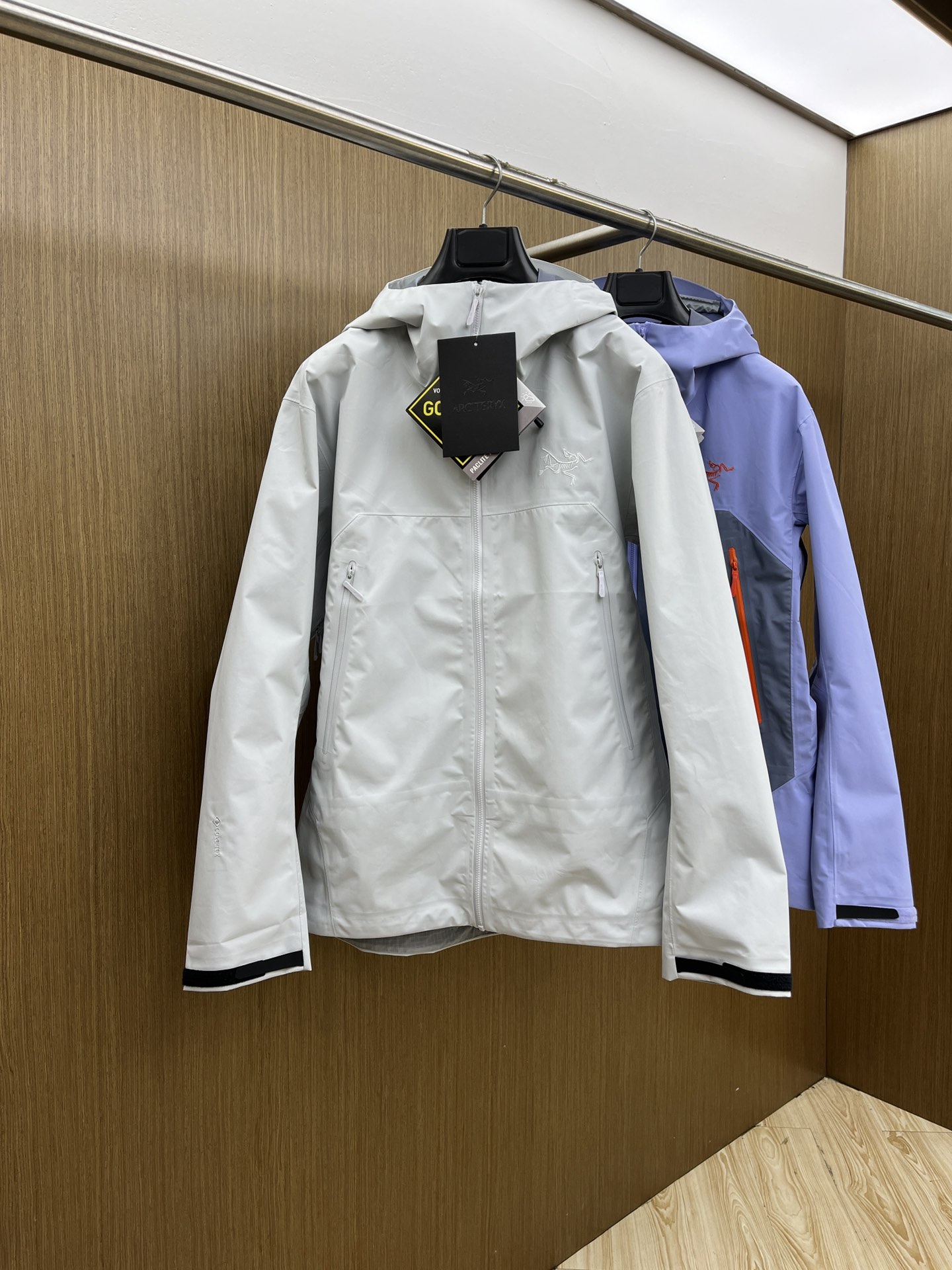 NO:529202,Autumn and Winter Arctery, the top-notch Beta SL jacket is a high-performance jacket designed for outdoor adventure. It is made of GORE-TEX fabric. It has excellent waterproof and breathable properties to ensure that it remains dry and comfortable in bad weather. Its high-quality design makes it easy to carry and is ideal for long-term hiking and traveling. The new Beta SL color is not only fashionable and eye-catching, but also increases visibility during outdoor activities and improves safety. The unique StormHood hood design provides comprehensive head protection without affecting the field of view. The underarm zipper design enhances breathability and prevents overheating. Whether it is mountaineering, hiking or daily commuting, the wt Archaeopter Beta SL Sequoia jacket is an indispensable choice for you. Size S-2xl, arc'teryx, jackets &  coats, hats, alexander wang19860909秋冬 Arctery,爆款顶配 Beta SL冲锋衣是一款专为户外探险设计的高性能外套. 采用GORE-TEX 面料. 具备卓越的防水透气性能,确保在恶劣天气下依然保持干爽舒适. 其高质量设计使其便于携带,非常适合长时间的徒步和旅行. Beta SL新色不仅时尚亮眼,还增加了户外活动中的可见性,提升安全性.独特的 StormHood帽兜设计,提供全面的头部保护,同时不影响视野. 腋下拉链设计增强了透气性,防止过热.无论是登山、徒步还是日常通勤,wt始祖鸟Beta SL红杉色冲锋衣都是您不可或缺的理想选择. 尺码S-2xl,arc'teryx,jackets & coats,hats,alexander wang,Men's clothing