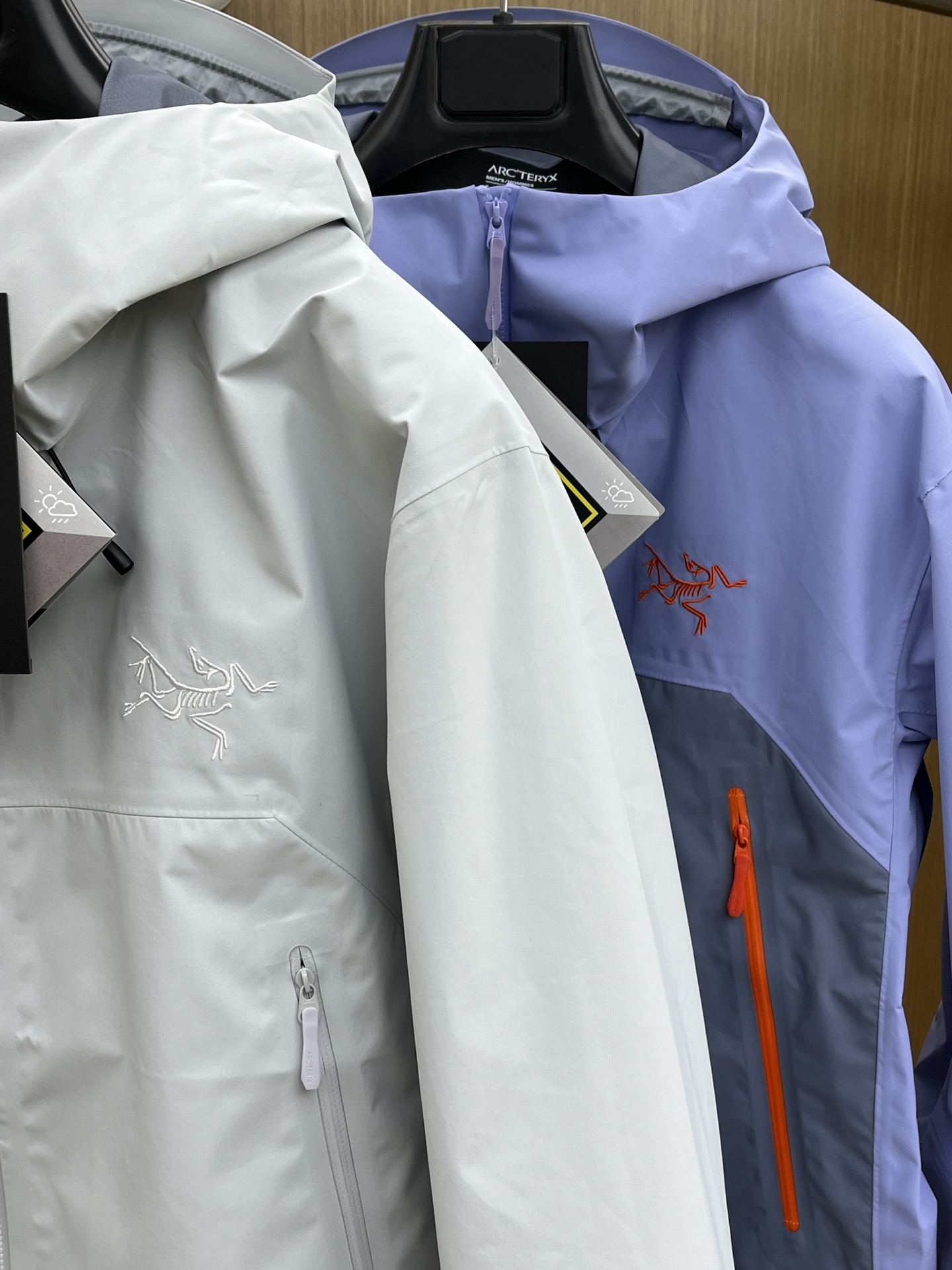 秋冬 Arctery，🔥爆款顶配 Beta SL冲锋衣是一款专为户外探险设计的高性能外套。采用GORE-