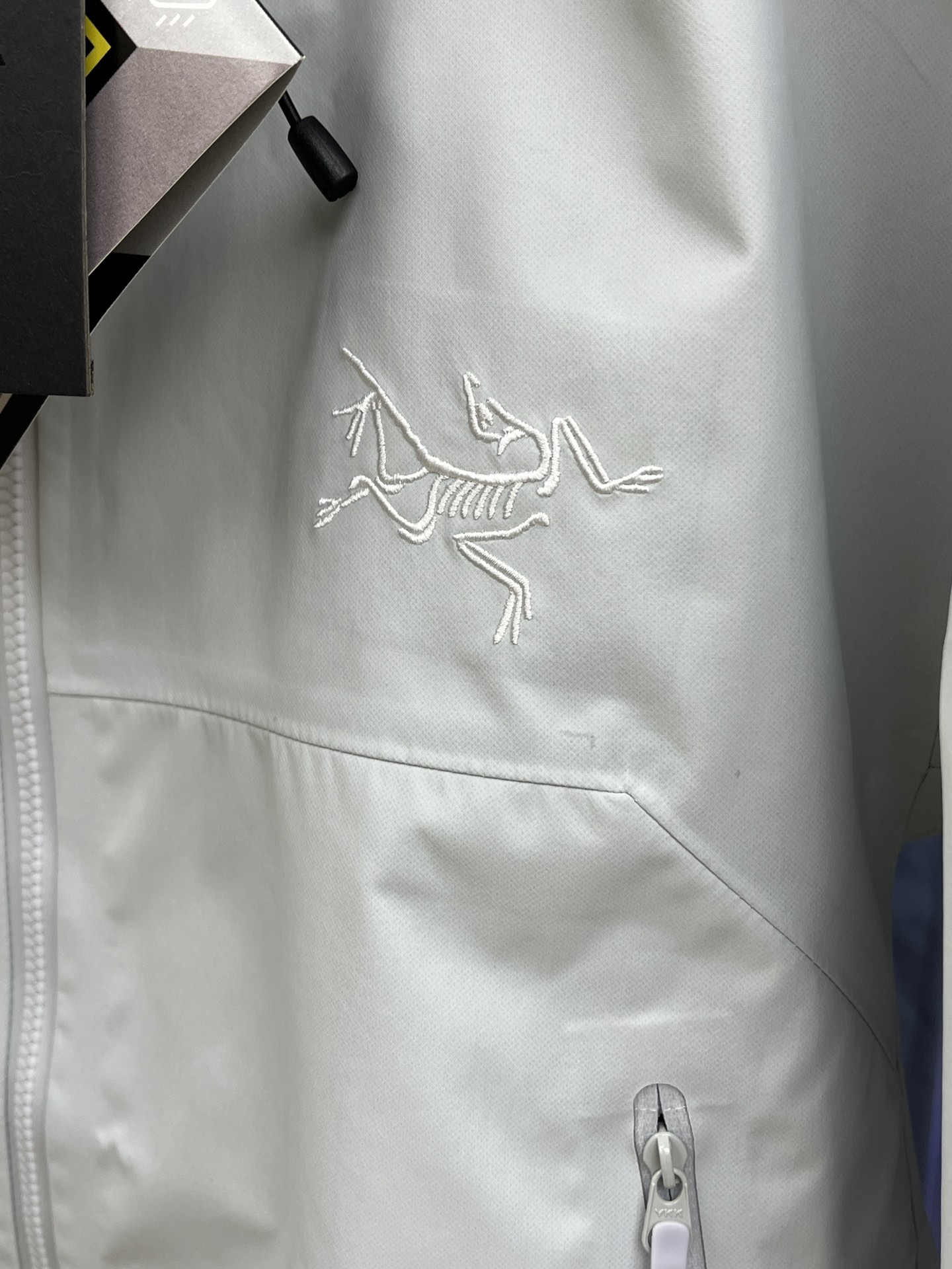 秋冬 Arctery，🔥爆款顶配 Beta SL冲锋衣是一款专为户外探险设计的高性能外套。采用GORE-