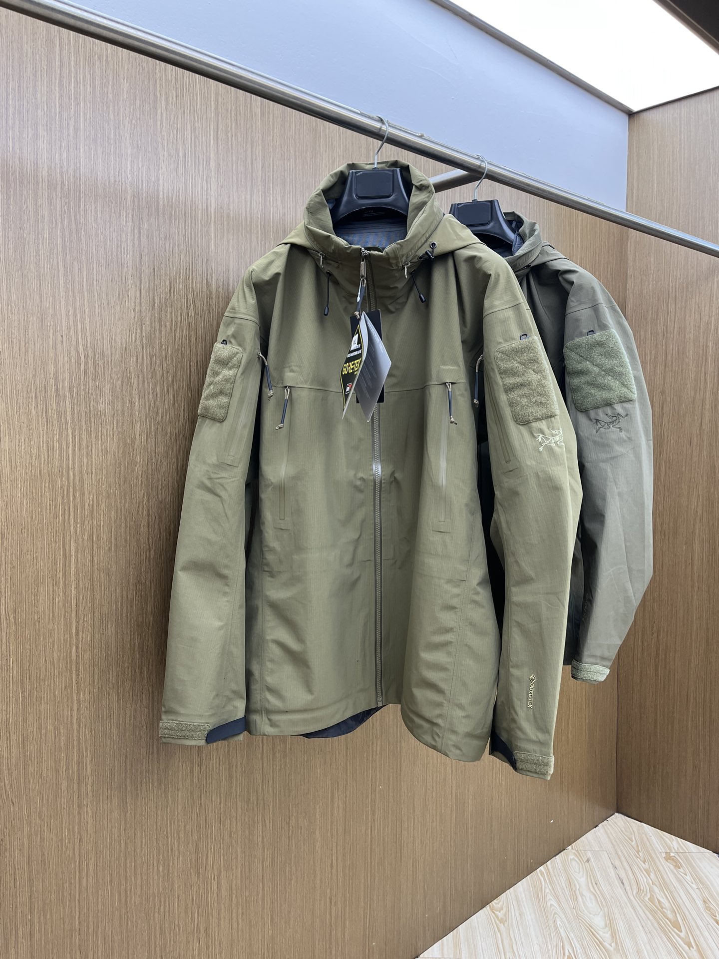 NO:529205,Autumn and winter Arc Aha series Leaf AHA JAET GEN2 waterproof and windproof jacket Technology fabric Breathability reaches the original standard 5000+ value Fabric features Anti-fouling, windproof, dustproof, three-proof, cold-resistant, heat-resistant, loose and versatile, outdoor sports waterproof Full set of hardware original custom logos, armpit opening design ensures rapid heat dissipation without serious loss of temperature, running water point hat brim smoothly avoids rain and does not block view, open cable design, convenient for teammates to help you quickly solve the problem of picking and picking under extreme conditions, zippered hand pocket, large capacity, sufficient to store personal belongings, wt wearing bulky gloves can also be easily picked up, windproof snow can prevent heavy snow from pouring in. Velcro on the sleeves can DIY paste your favorite patterns Color black Wolf gray Military green Camouflage  S-XXL, gloves, hats, alexander wang19860909秋冬 Arc Aha系列 Leaf AHA JAET GEN2防水防风冲锋衣 科技面料 透气性达到原厂标准5000+数值 面料特点 防污 防风 防尘 做到三防 耐寒 保温,版型宽松百搭 户外运动防水 全套五金原厂定制Logo, 腋下开口设计保证快速散热而不严重失温,流水点帽檐丝滑避雨不遮挡视线,对开口拉索设计,方便在极限条件下队友帮你快速解决取拿难题,带拉链的插手口袋,容量很大足可以存放随身物品,wt戴着笨重的手套也可轻而易举拿取,下摆防风雪可以防止大雪灌入. 袖臂上的魔术贴可以DIY贴自己喜爱的图案 颜色黑色 狼灰色 军绿 迷彩 码数S-XXL,,gloves,hats,alexander wang,Men's clothing