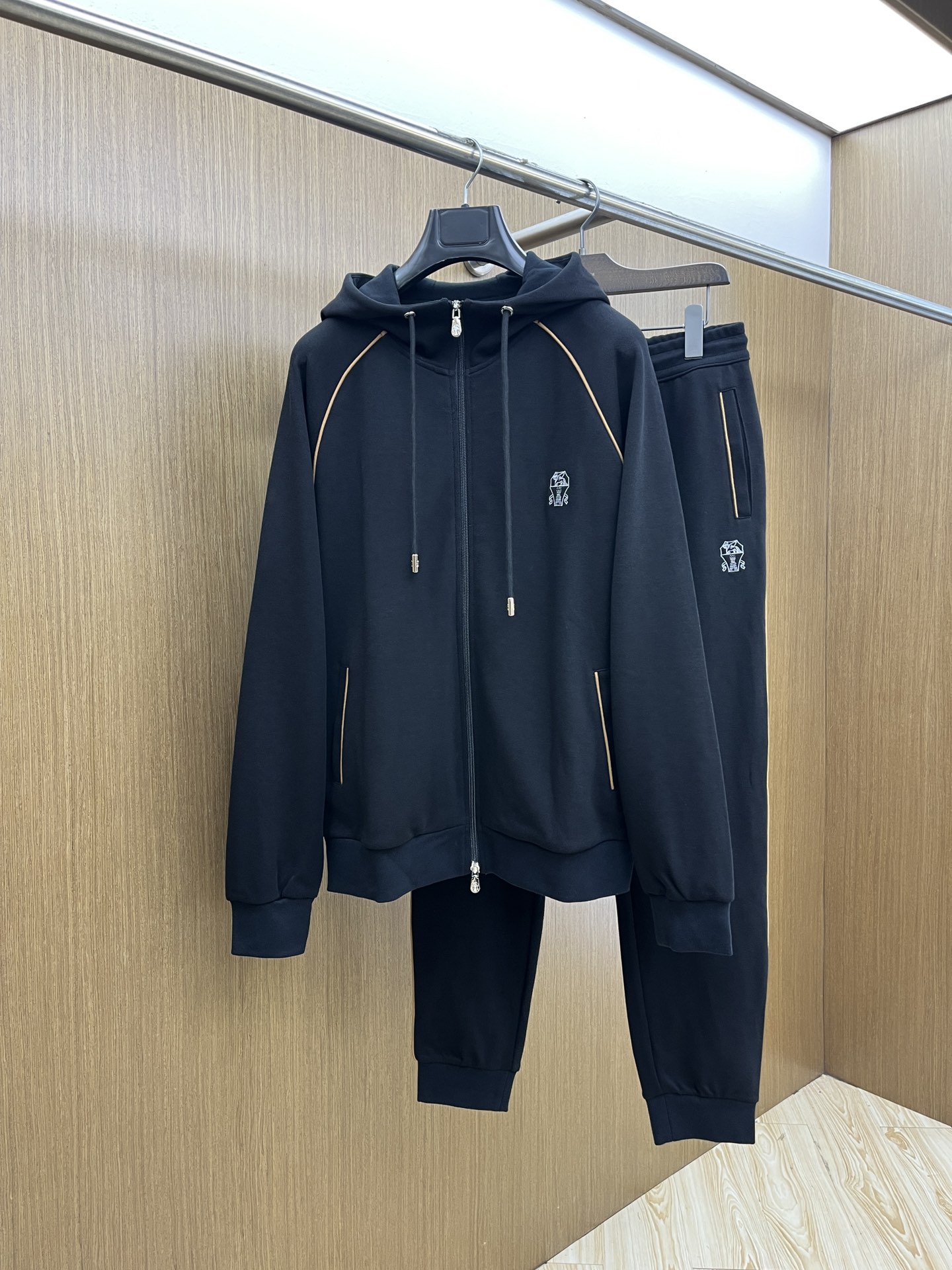 NO:529200,Autumn and Winter Sets/Tops/Pants BC Autumn and Winter Latest Product Set Series - Available at the same time for counters, original single-order casual and fashionable suits, with very distinctive upper body!  Eye-catching and highlighted, imported high-density polyester fiber fabric, high density, comfortable feel, warm and shiny surface, skin-friendly and breathable, simple but fashionable, extremely high-end, handsome, bok highly recommends, code count... M-3XL placing an order to report height and weight, alexander wang19860909秋冬套装 /上衣 /裤子 BC 秋冬最新品套装系列-专柜同步有售,原单狠货休闲时尚套装,上身很有特点！吸睛而有亮点,进口高密度聚酯纤维面料,密度高,手感舒适,表面有着温润的光泽,亲肤透气,简单而不失时尚,档次极高,上身帅到爆,bok极力推荐,码数……M-3XL 下单报身高体重,,alexander wang,Men's clothing