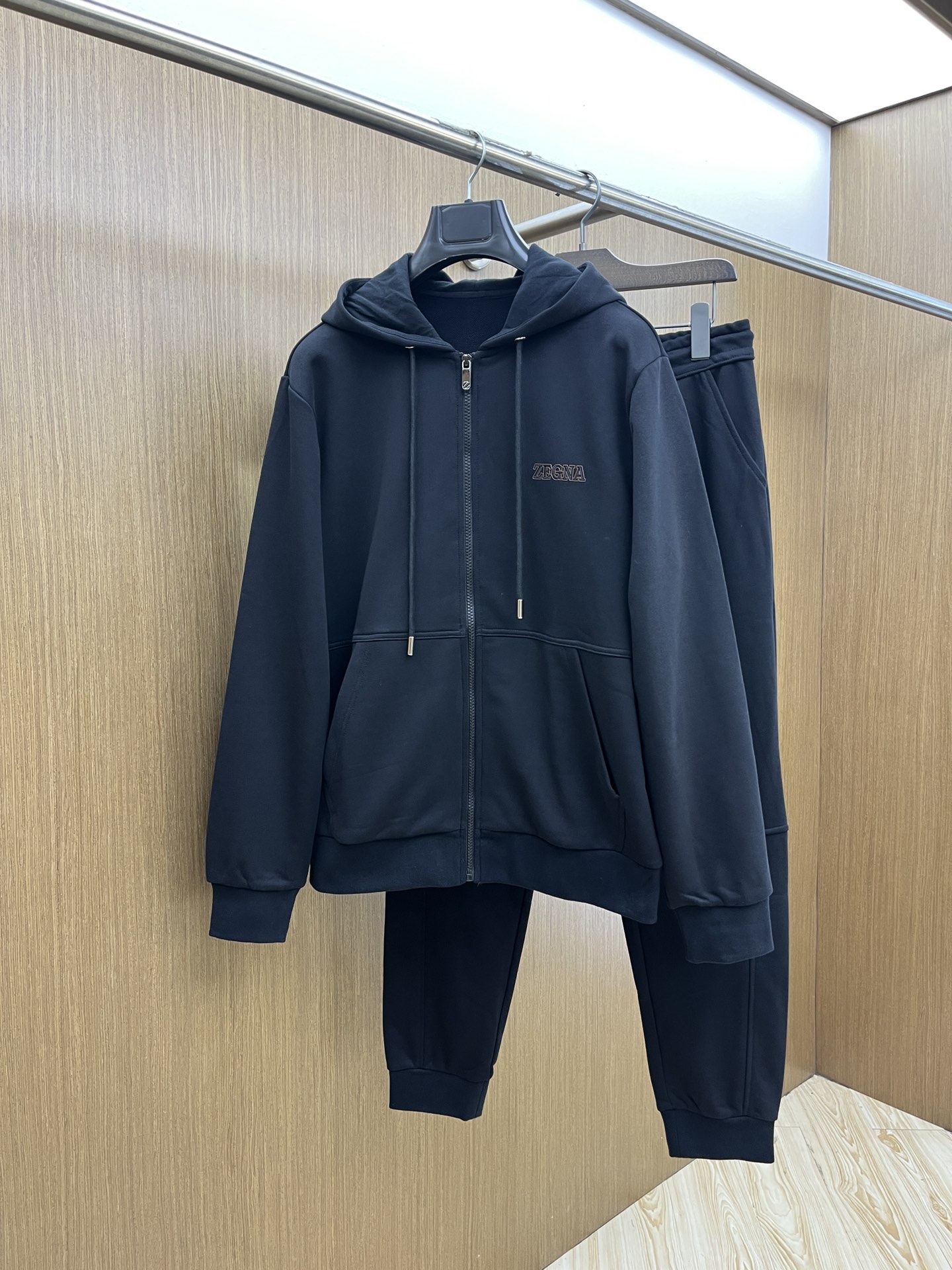 NO:529203,Autumn and Winter Sets/Tops/Pants ZZ Autumn and Winter Latest Product Set Series - Available at the same time for counters, original single-order casual and fashionable suits, with very distinctive upper body!  Eye-catching and highlighted, imported high-density polyester fiber fabric, high density, comfortable feel, warm and shiny surface, skin-friendly and breathable, simple but fashionable, extremely high-end, handsome, bok highly recommends, code count... M-3XL placing an order to report height and weight, alexander wang19860909秋冬套装 /上衣 /裤子 ZZ 秋冬最新品套装系列-专柜同步有售,原单狠货休闲时尚套装,上身很有特点！吸睛而有亮点,进口高密度聚酯纤维面料,密度高,手感舒适,表面有着温润的光泽,亲肤透气,简单而不失时尚,档次极高,上身帅到爆,bok极力推荐,码数……M-3XL 下单报身高体重,,alexander wang,Men's clothing