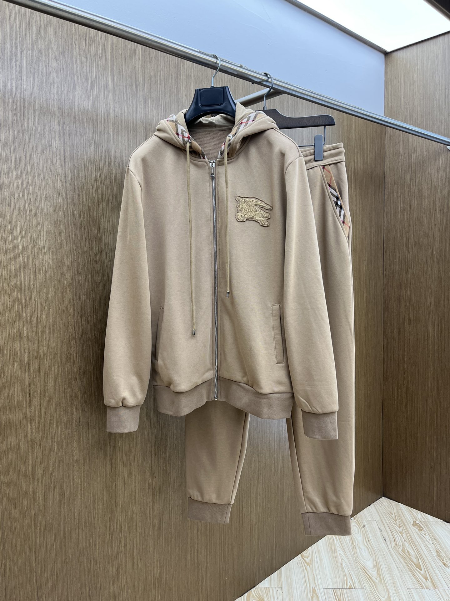 NO:529206,Autumn and Winter Sets/Tops/Pants BBR Autumn and Winter Latest Product Set Series - Available at the same time for counters, original single-order casual and fashionable suits, with very distinctive upper body!  Eye-catching and highlighted, imported high-density polyester fiber fabric, high density, comfortable feel, warm and shiny surface, skin-friendly and breathable, simple but fashionable, extremely high-end, handsome, bok highly recommends, code count... M-3XL placing an order to report height and weight, alexander wang19860909秋冬套装 /上衣 /裤子 BBR 秋冬最新品套装系列-专柜同步有售,原单狠货休闲时尚套装,上身很有特点！吸睛而有亮点,进口高密度聚酯纤维面料,密度高,手感舒适,表面有着温润的光泽,亲肤透气,简单而不失时尚,档次极高,上身帅到爆,bok极力推荐,码数……M-3XL 下单报身高体重,,alexander wang,Men's clothing