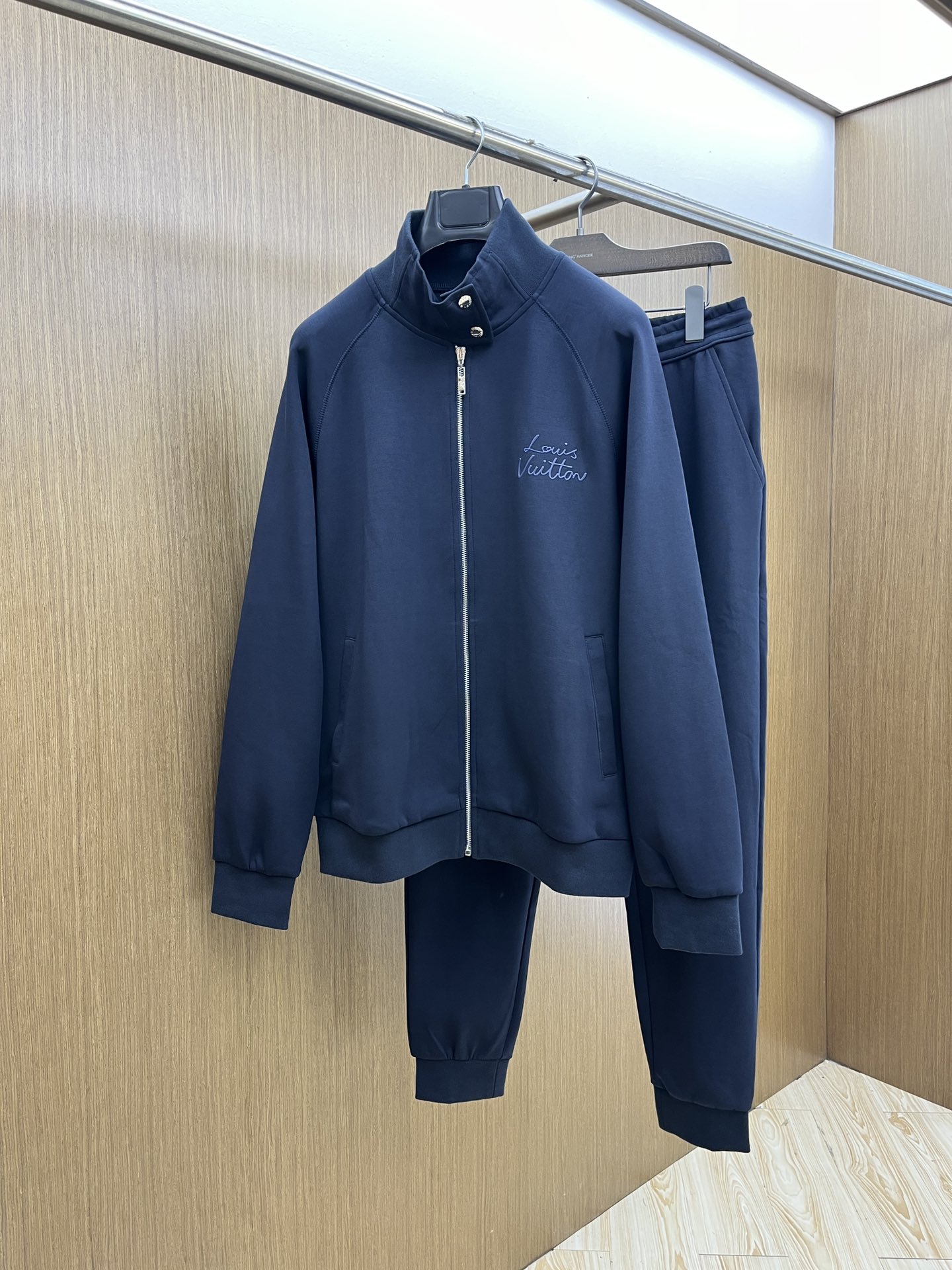 NO:529209,Autumn and Winter Sets/Tops/Pants LV Autumn and Winter Latest Product Set Series - Available at the same time for counters, original single-order casual and fashionable suits, with very distinctive upper body!  Eye-catching and highlighted, imported high-density polyester fiber fabric, high density, comfortable feel, warm and shiny surface, skin-friendly and breathable, simple but fashionable, extremely high-end, handsome, bok highly recommends, code count... M-3XL placing an order to report height and weight, louis vuitton, alexander wang19860909秋冬套装 /上衣 /裤子 LV 秋冬最新品套装系列-专柜同步有售,原单狠货休闲时尚套装,上身很有特点！吸睛而有亮点,进口高密度聚酯纤维面料,密度高,手感舒适,表面有着温润的光泽,亲肤透气,简单而不失时尚,档次极高,上身帅到爆,bok极力推荐,码数……M-3XL 下单报身高体重,,louis vuitton,alexander wang,Men's clothing